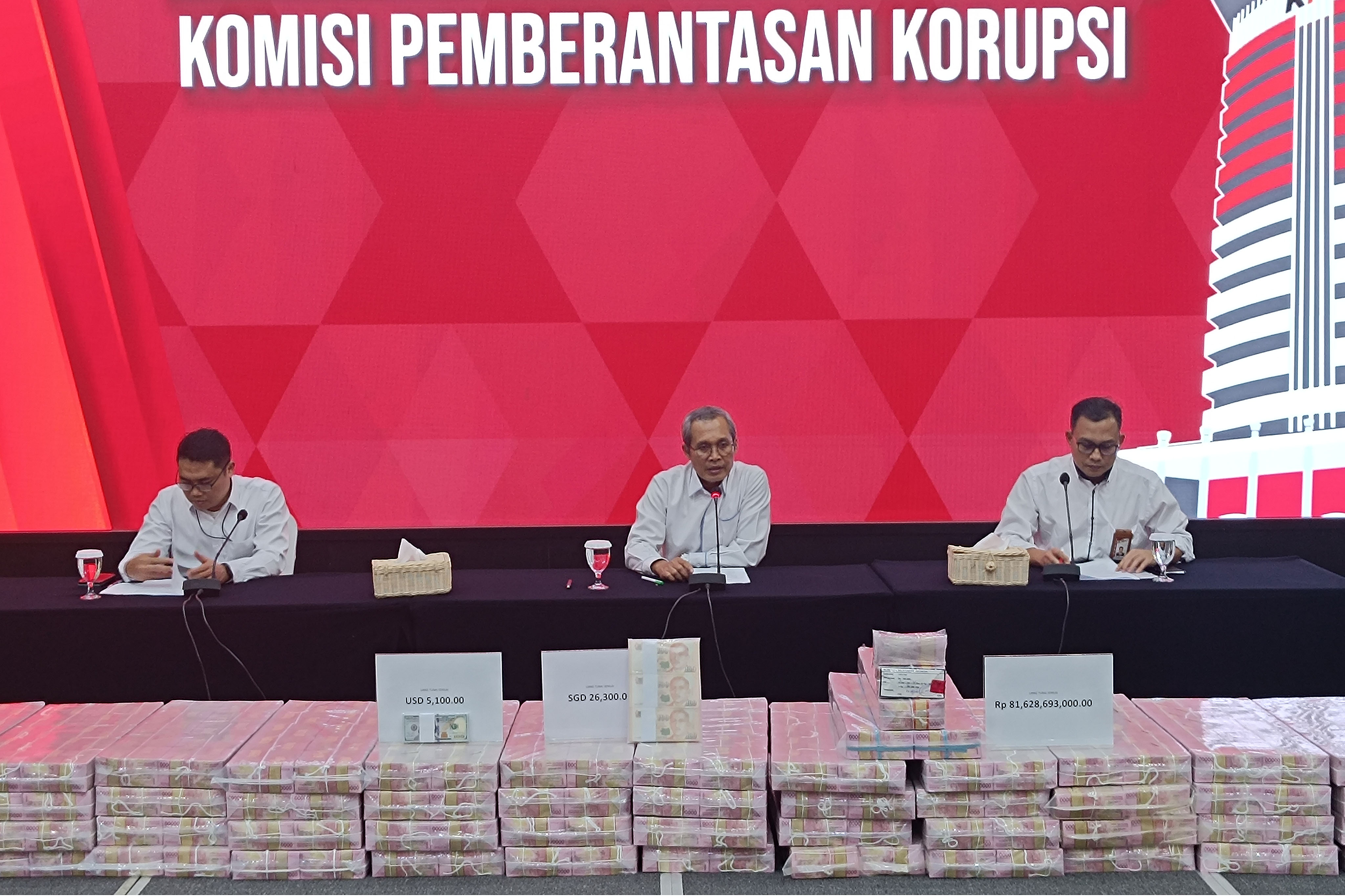 Wakil Ketua Komisi Pemberantasan Korupsi (KPK) Alexander Marwata (tengah) enyampaikan perkembangan kasus TPPU Lukas Enembe