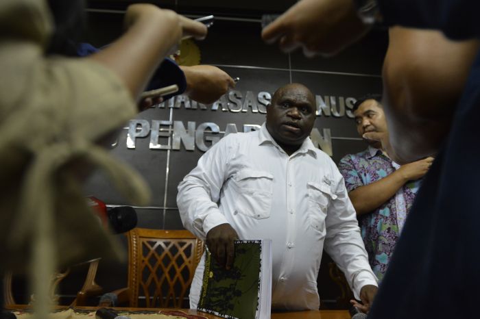 Natalius Pigai saat memberikan keterangan pers di kantor Komnas HAM