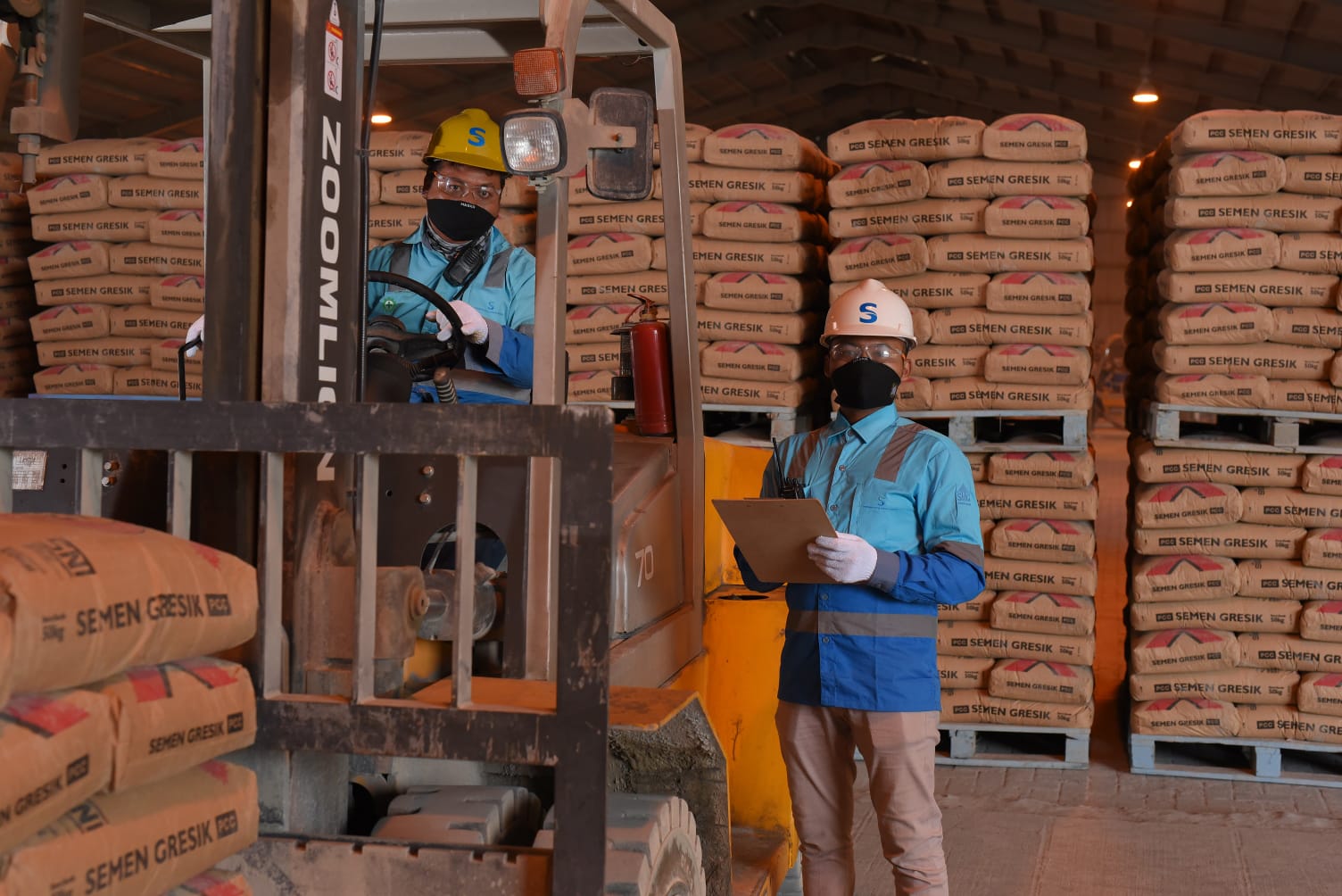 Sejumlah karyawan PT SMOR tengah beraktivitas