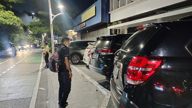 Petugas gabungan menjaga trotoar dan badan jalan di Cikini agar bebas dari parkir liar.