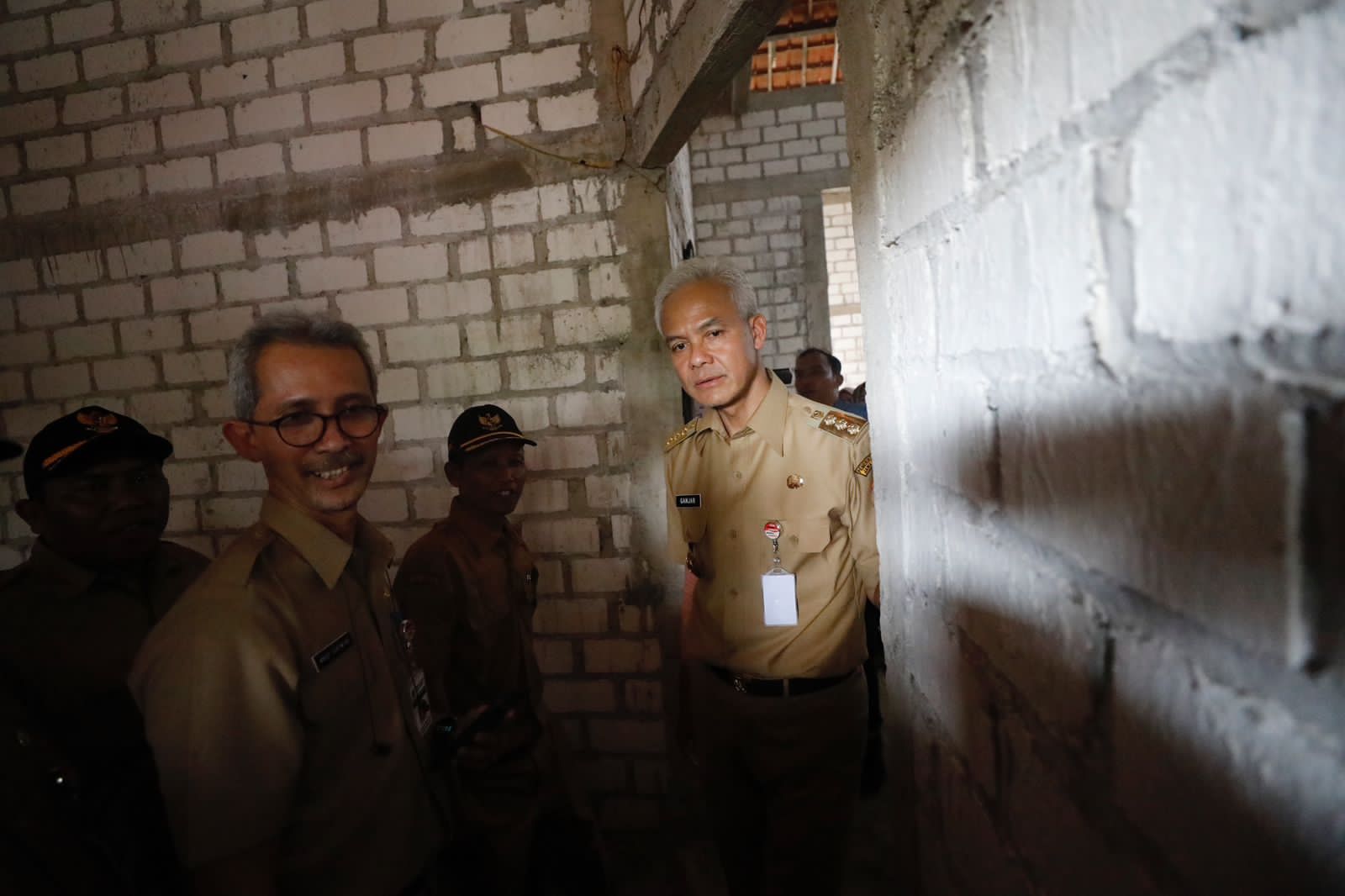 Gubernur Jawa Tengah Ganjar Pranowo saat meninjau program RTLH