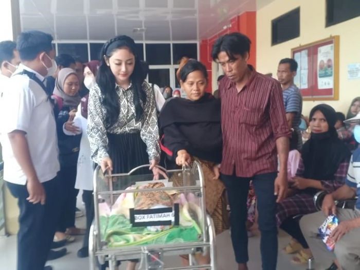 Pasien ibu melahirkan yang sempat tertahan di rumah sakit bersama bayinya di Brebes, Jawa Tenah, akhirnya bisa pulang