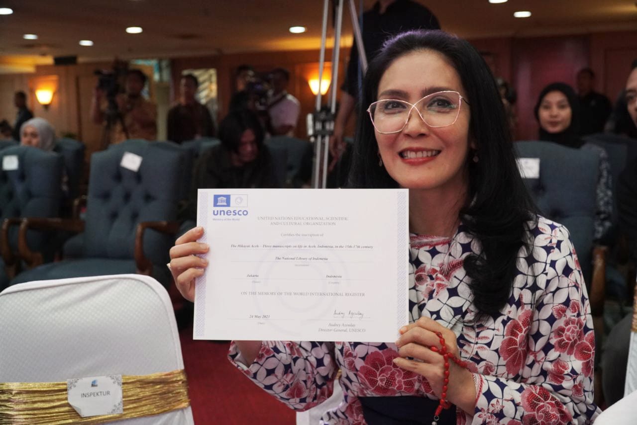 Duta Arsip Nasional Republik Indonesia (ANRI) Rieke Diah Pitaloka menunjukkan sertifikat Memory of the World (MoW) dari UNESCO. 