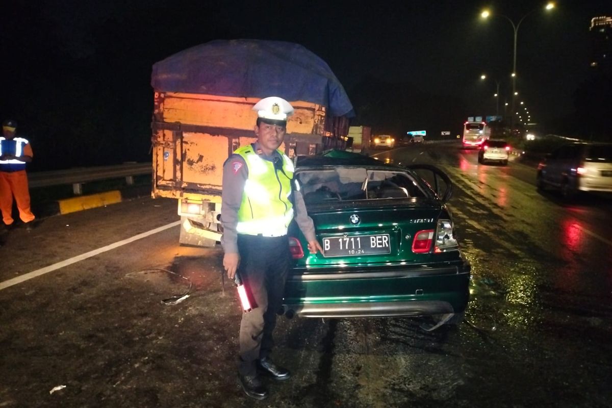 Mobil BMW menabrak truk di Tol Dalam Kota.