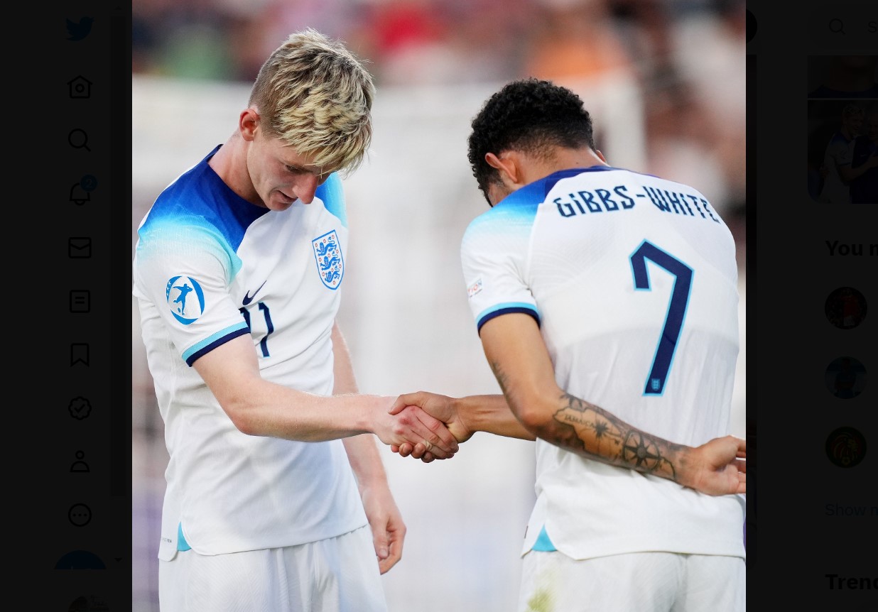 Penyerang Inggris Anthony Gordon (kiri) dan Morgan Gibbs White melakukan selebrasi usai menjebol gawang Portugal di laga Piala Eropa U-21.