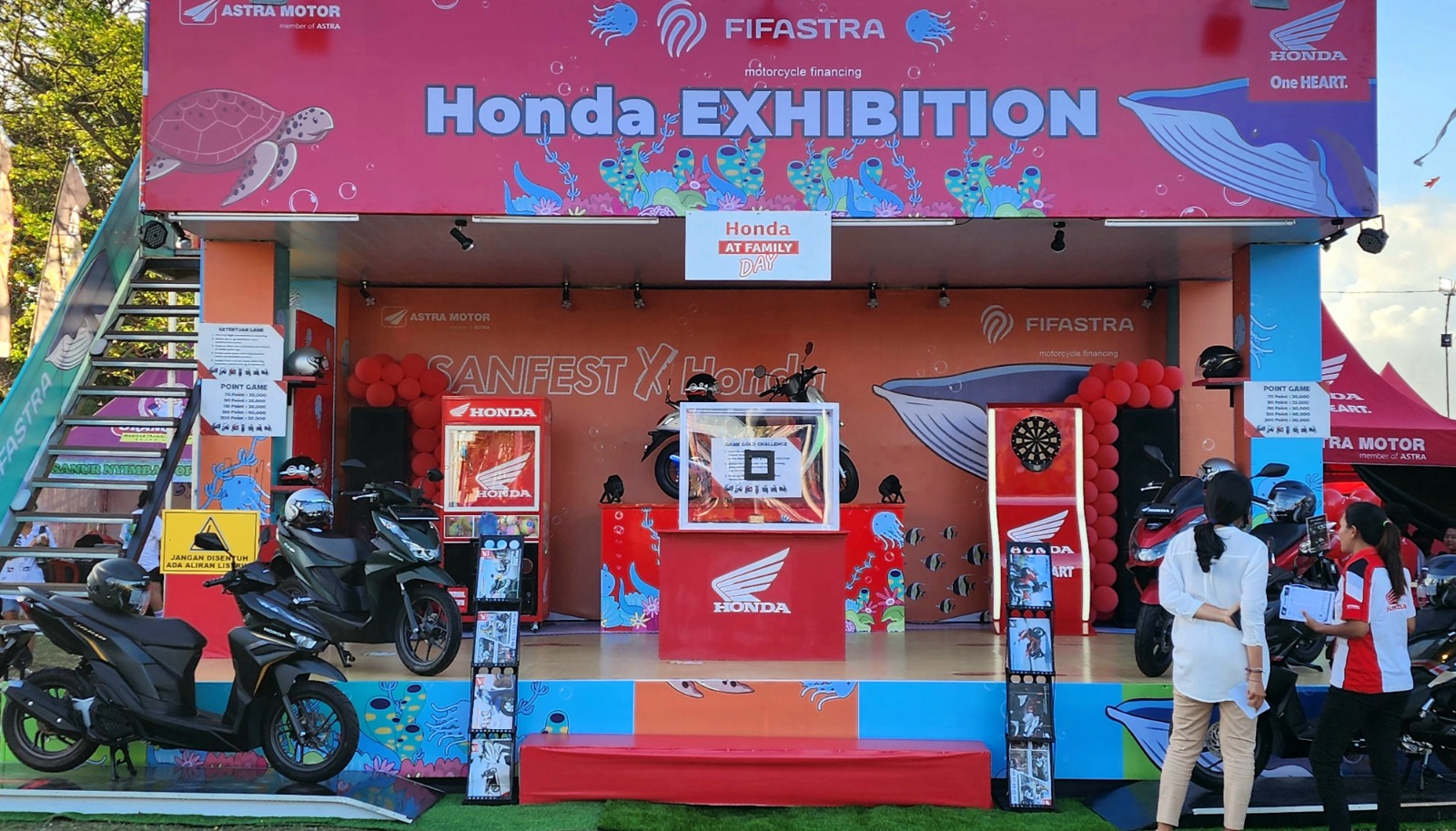 Booth sepeda motor Honda pada AstraPay Sanur Village Festival 2023 di Pantai Matahari Terbit, Sanur, Denpasar, Bali.