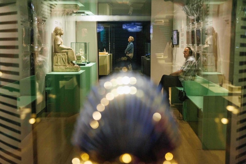 Ilustrasi koleksi-koleksi di Museum Nasional Leiden yang menyimpan banyak objek seni bersejarah.