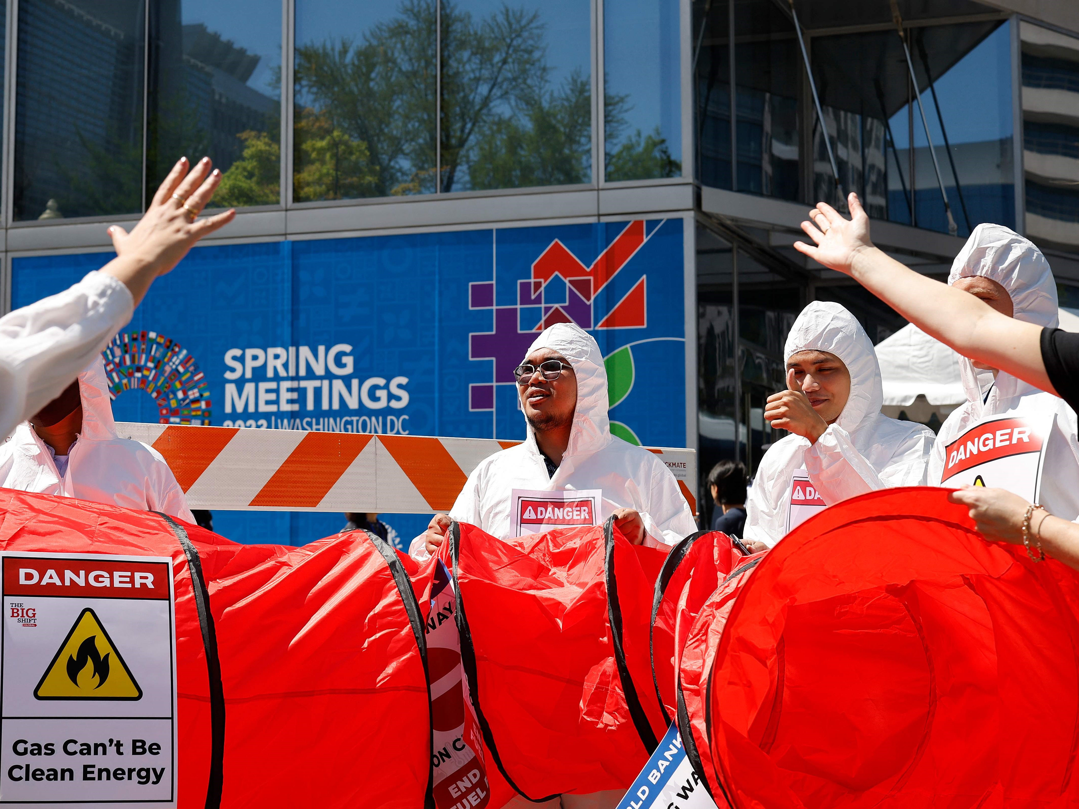 Aktivis protes pengembangan bahan bakar fosil yang didukung oleh Dana Moneter Internasional dan Bank Dunia, Washington, DC.