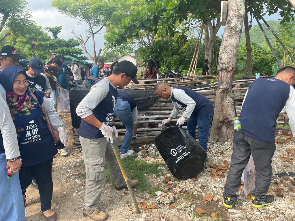Wartawan Lampung berkolaborasi dengan sejumlah pihak menggelar Sumatera Clean Up Get In Action