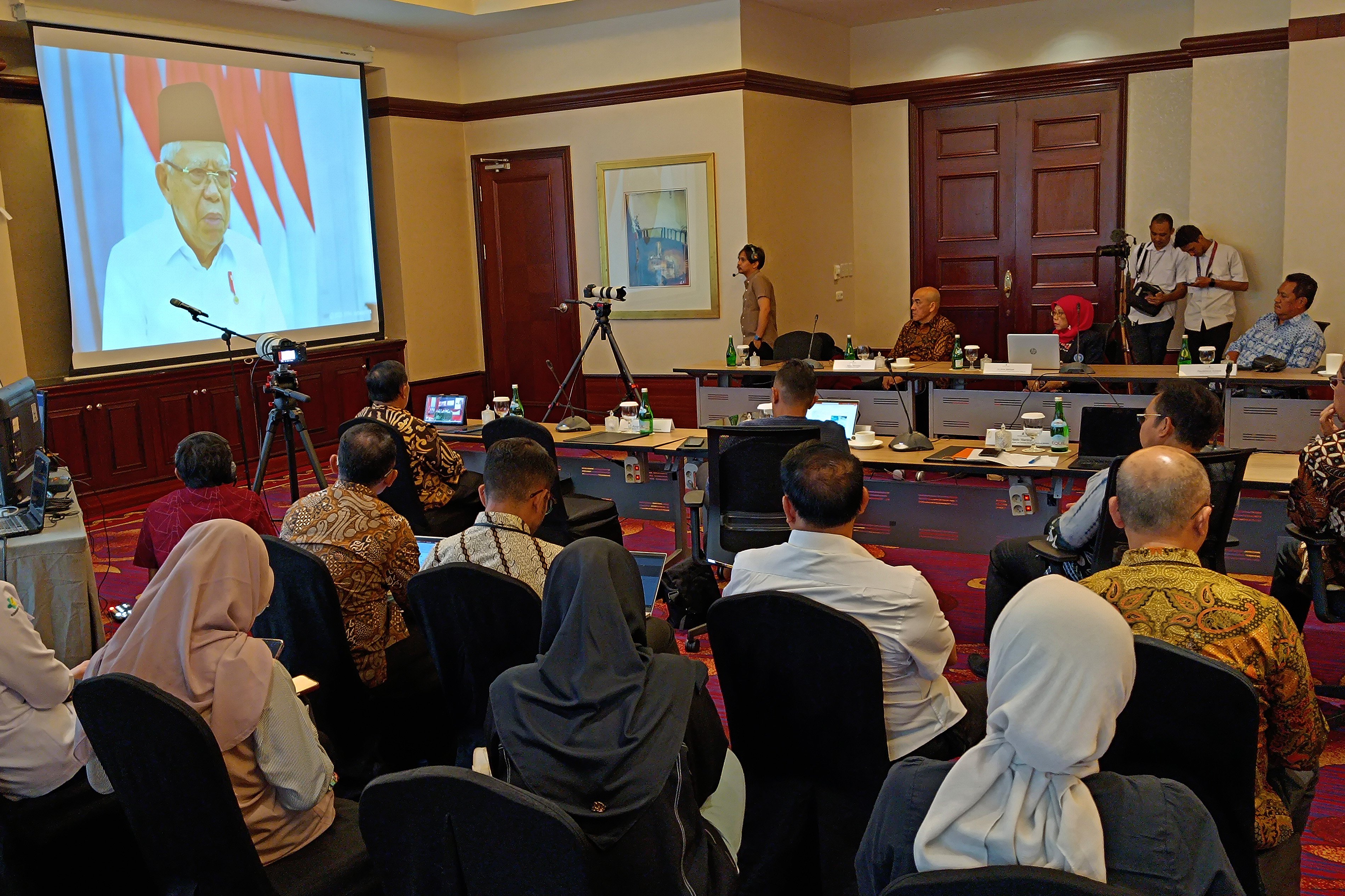 Wakil Presiden Ma'ruf Amin memberikan sambuat secara hybrid dalam Executive Forum Media Indonesia