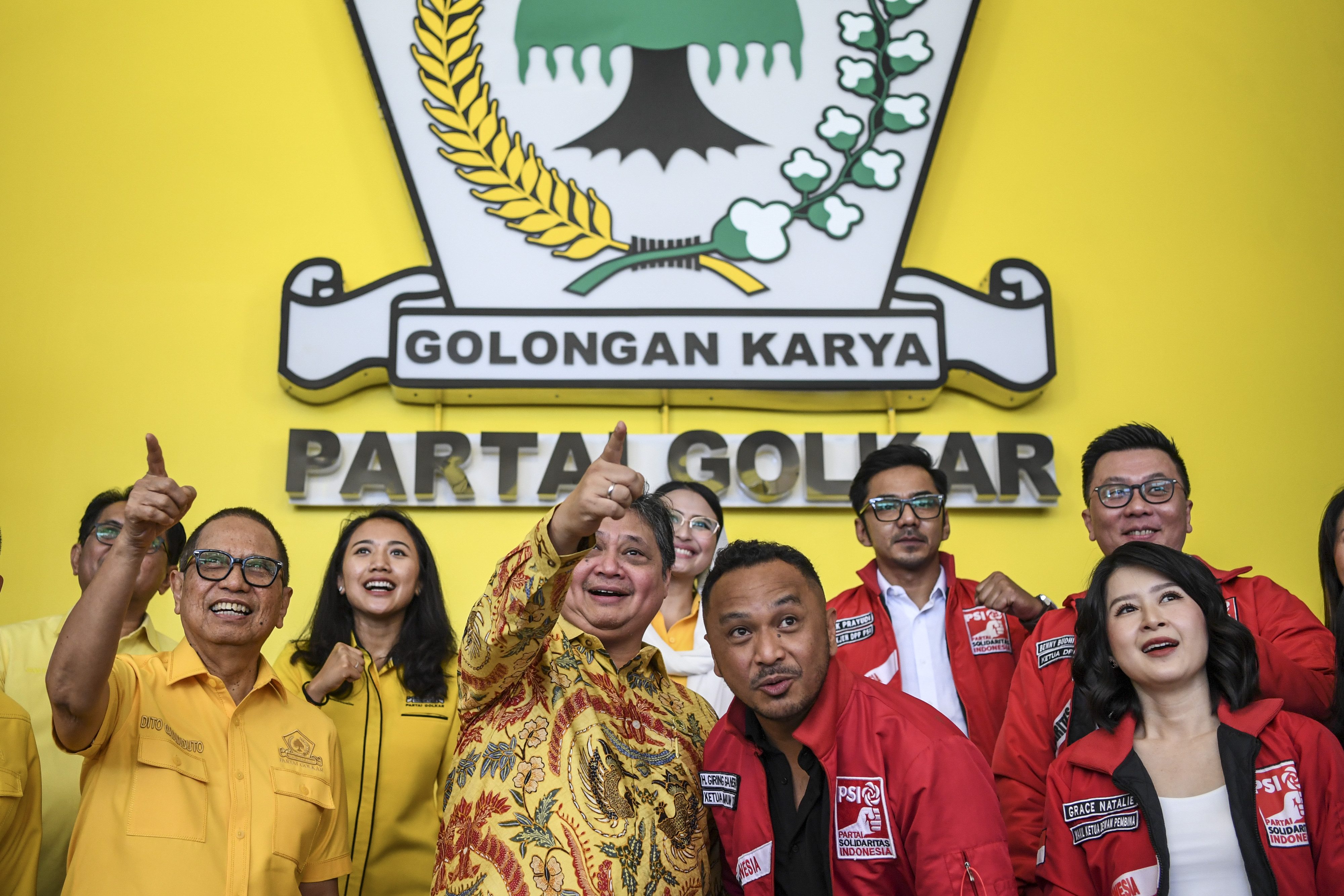  Ketua Umum Partai Golkar Airlangga Hartarto (ketiga kiri) berbincang dengan jajaran pengurus PSI.