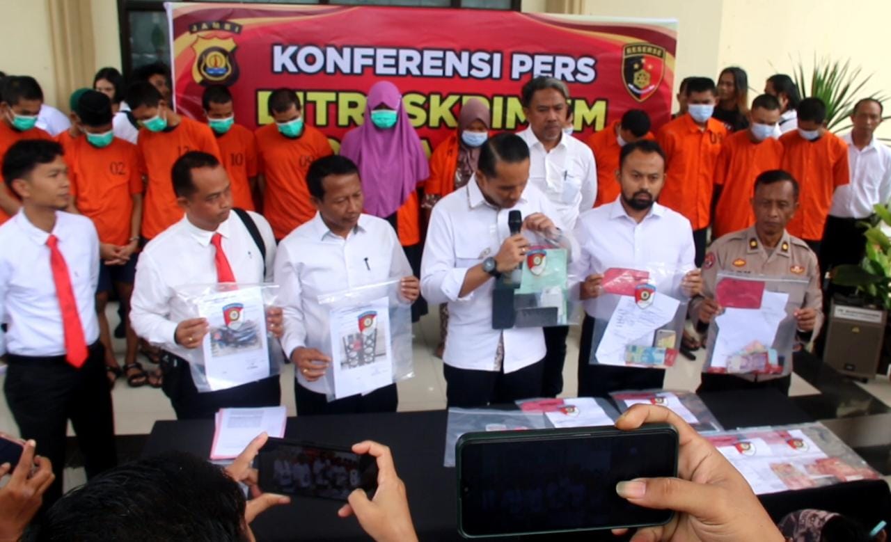 Direktorat Reserse Kriminal Umum Polda Jambi menggelar jumpa pers hasil penindakan kasus tindak pidana perdagangan orang. 