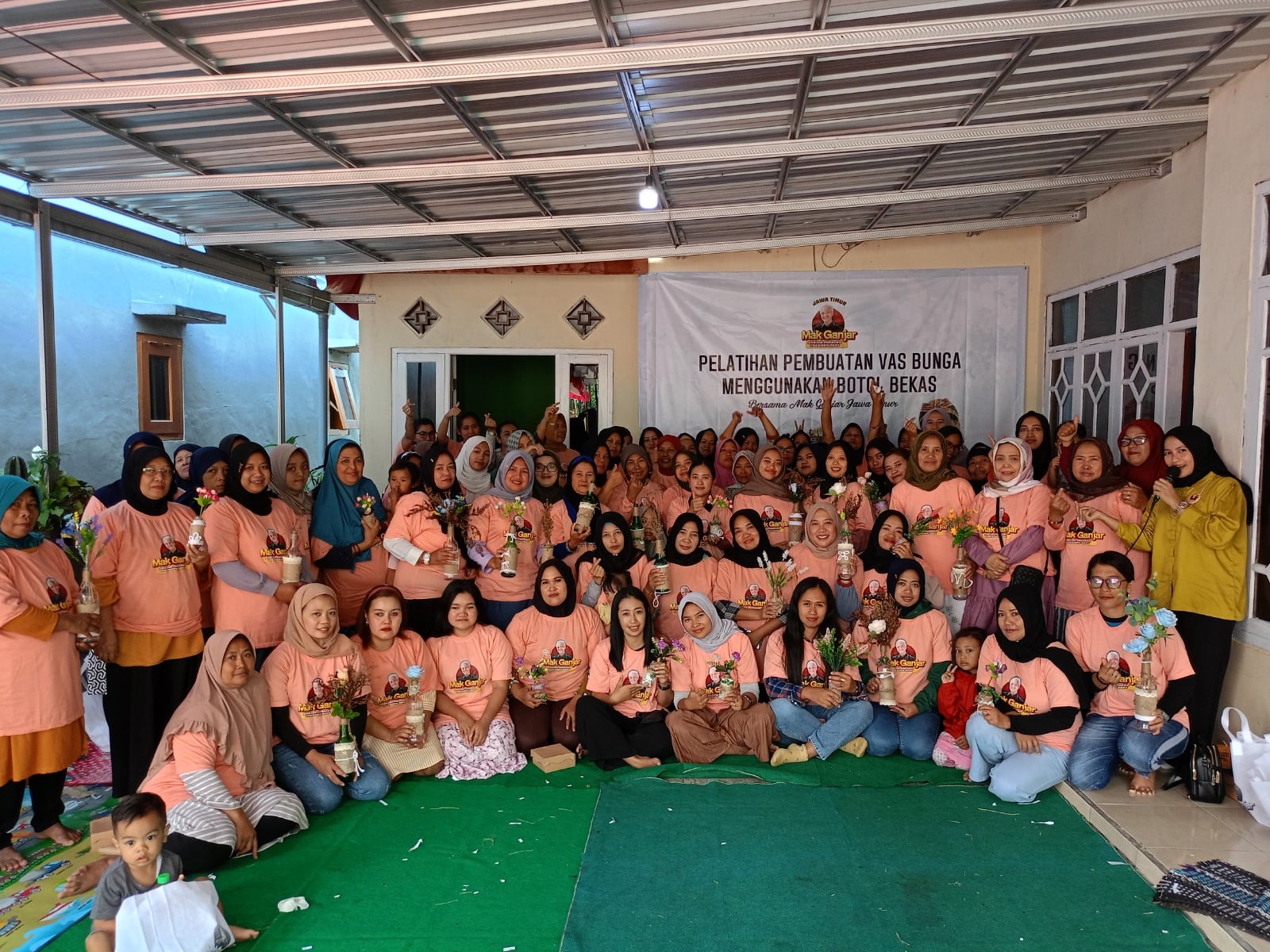 Peserta pelatihan daur ulang botol kaca menjadi vas bunga di Kota Batu