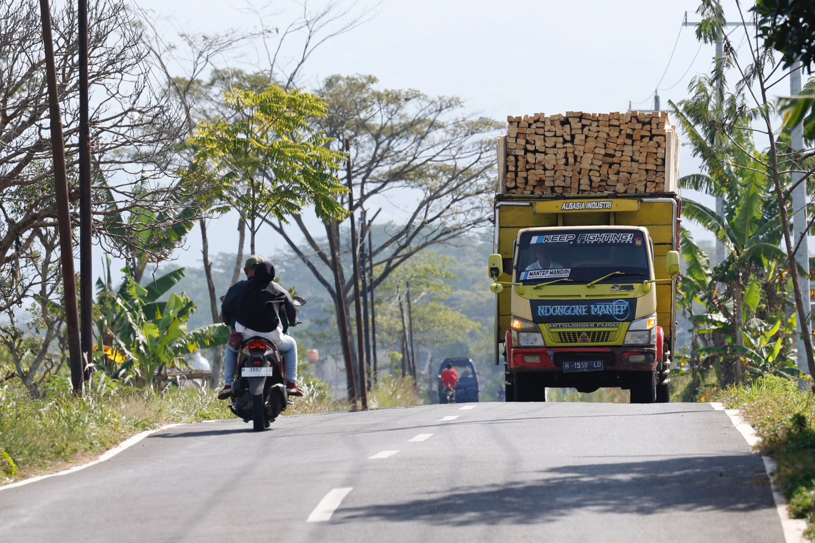 Sering Dikeluhkan Warga, Ganjar Tinjau Perbaikan Jalan Jumo-Muntung