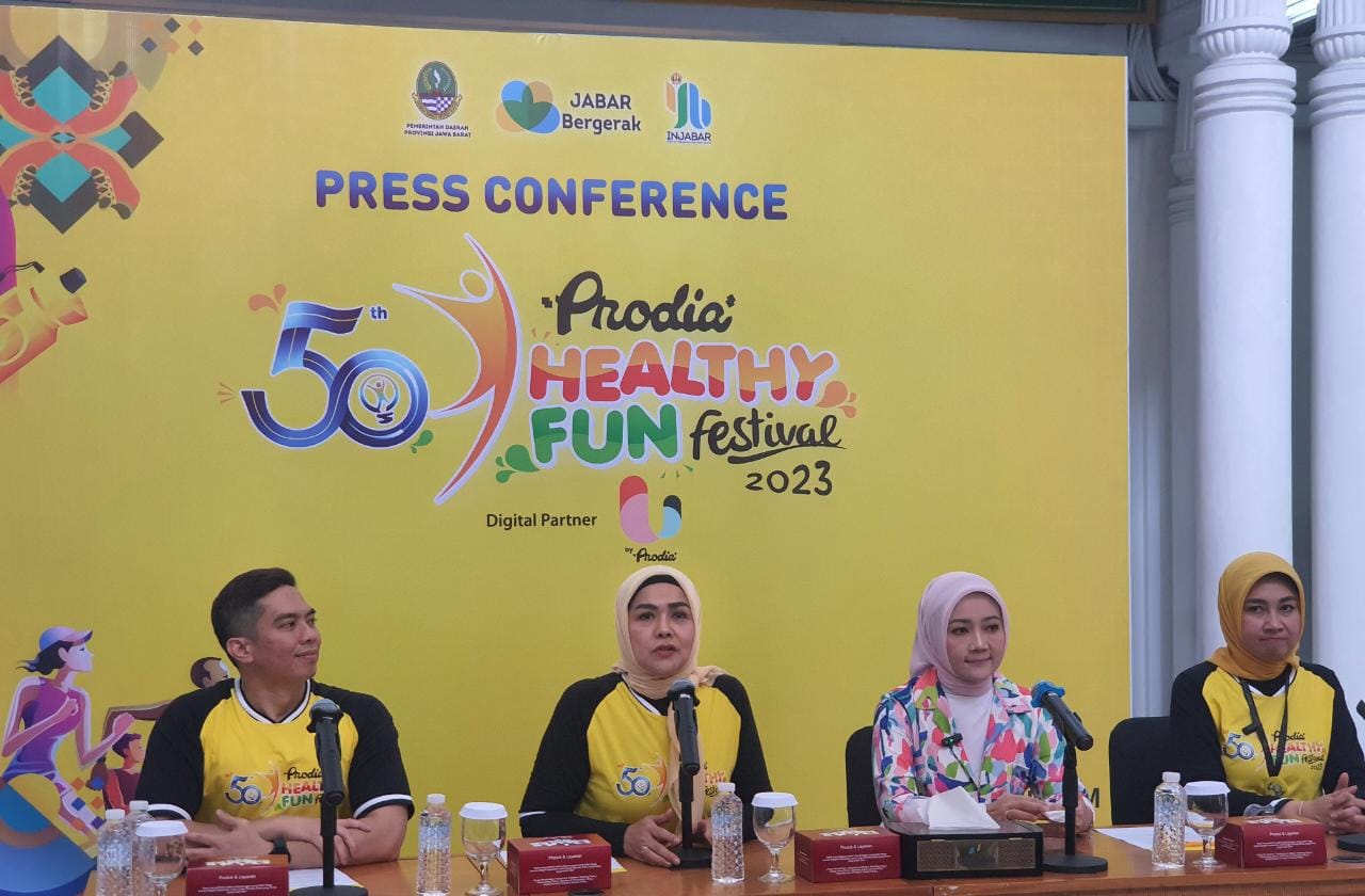 Ketua Jabar Bergerak Atalia Praratya Ridwan Kamil (ketiga dari kiri) mengisi talkshow di acara 50 tahun Prodia di Kota Bandung