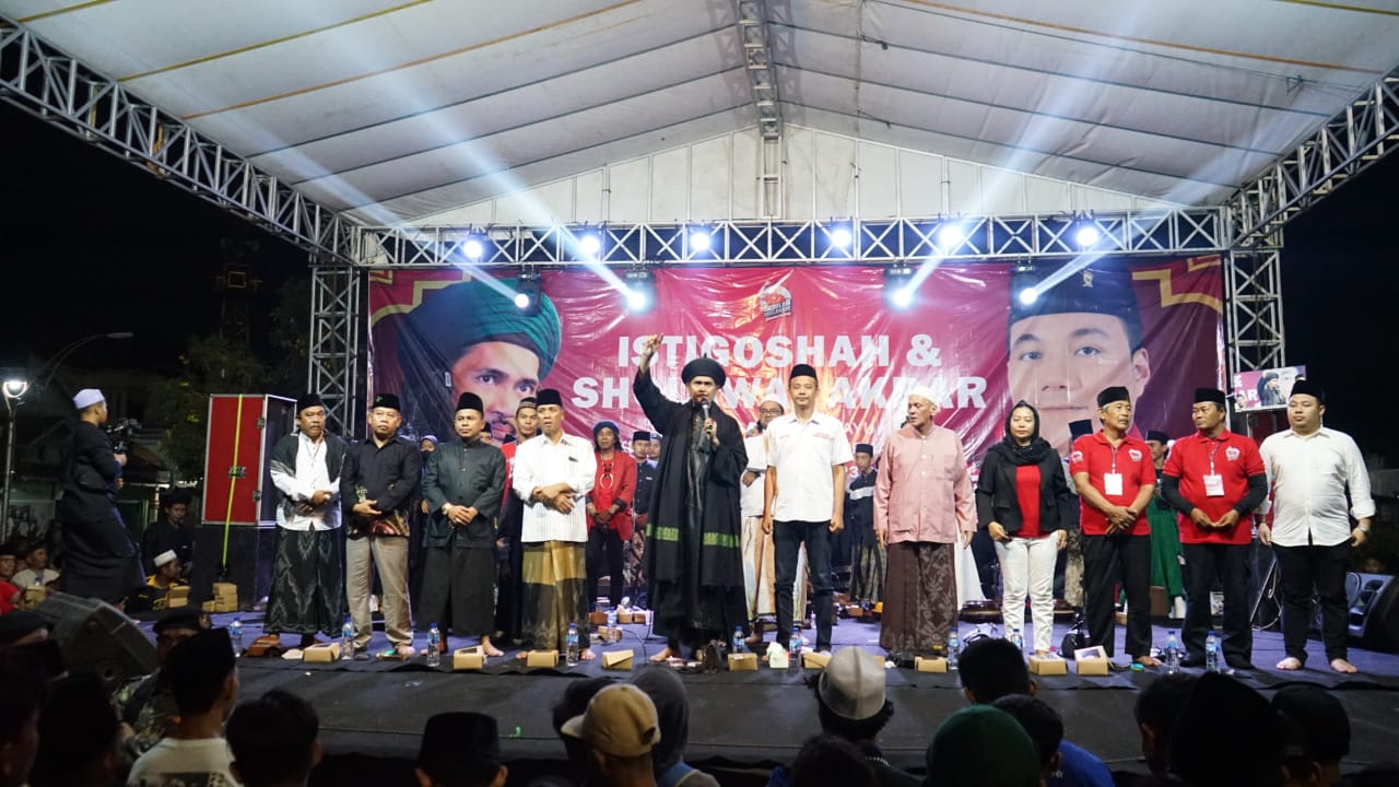 Relawan Sedulur Saklawase menggelar Istighosah dan Sholawat Akbar ini digelar di Lapangan Bangetayu, Kecamatan Genuk, Kota Semarang, Jateng.
