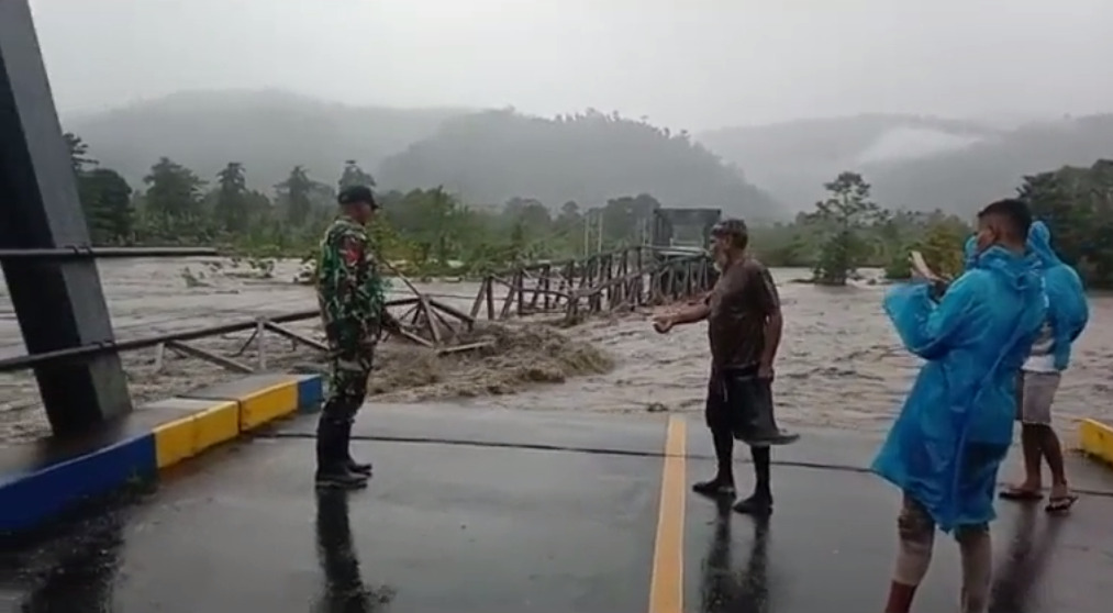 jembatan Wae Kawanua di Kecamatan Tehoru, Kabupaten Maluku Tengah yang hancur diterjang banjir bandang.