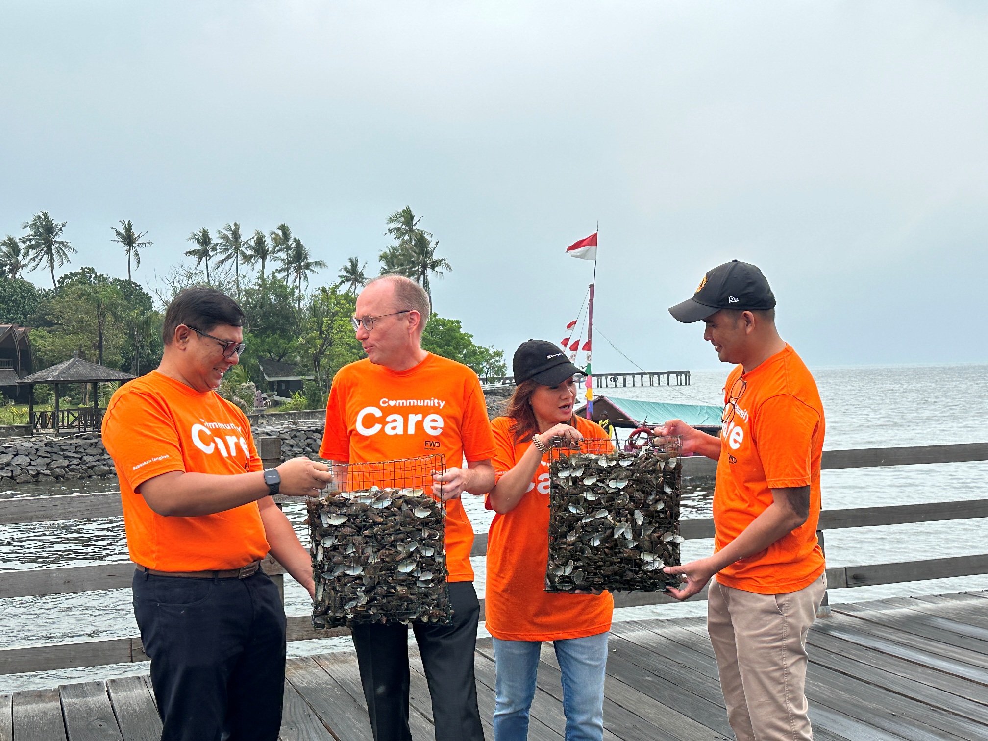Kegiatan 1OxFWD Volunteering Weeks melalui restorasi kerang hijau untuk memperbaiki kualitas air laut di teluk Jakarta.