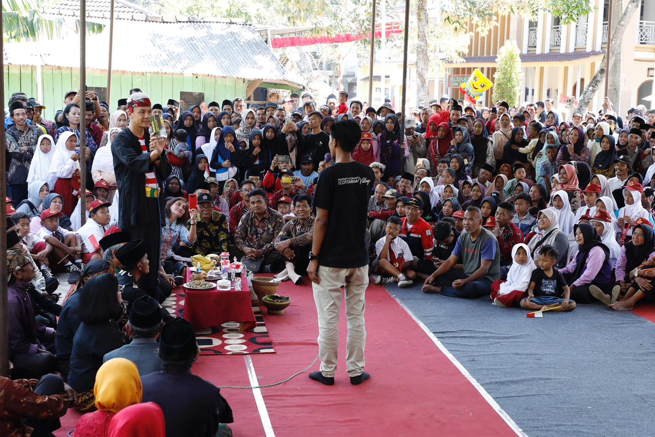 Gubernur Jawa Tengah Ganjar Pranowo mendengar aspirasi bareng warga di Desa Muncar, Kecamatan Gemawang, Kabupaten Temanggung. 