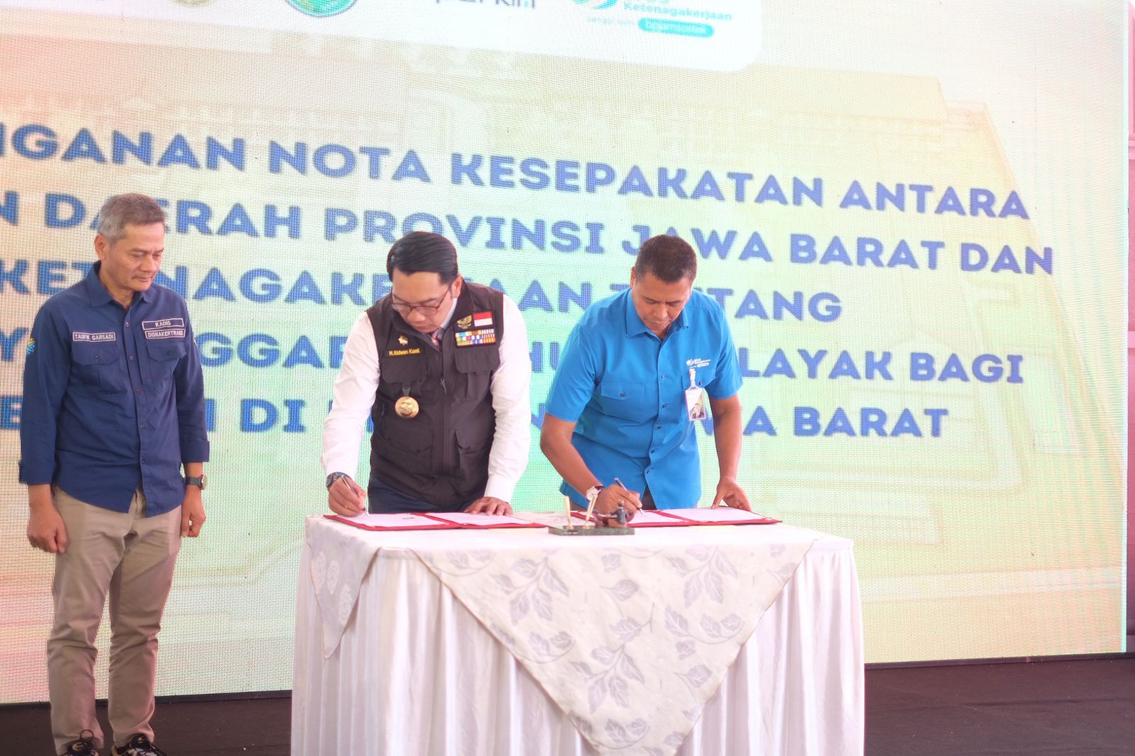  Dirut BPJS Ketenagakerjaan Anggoro Eko Cahyo dan Gubernur Jabar Ridwan Kamil melakukan penandatanganan MoU untuk membangun Griya Pekerja.
