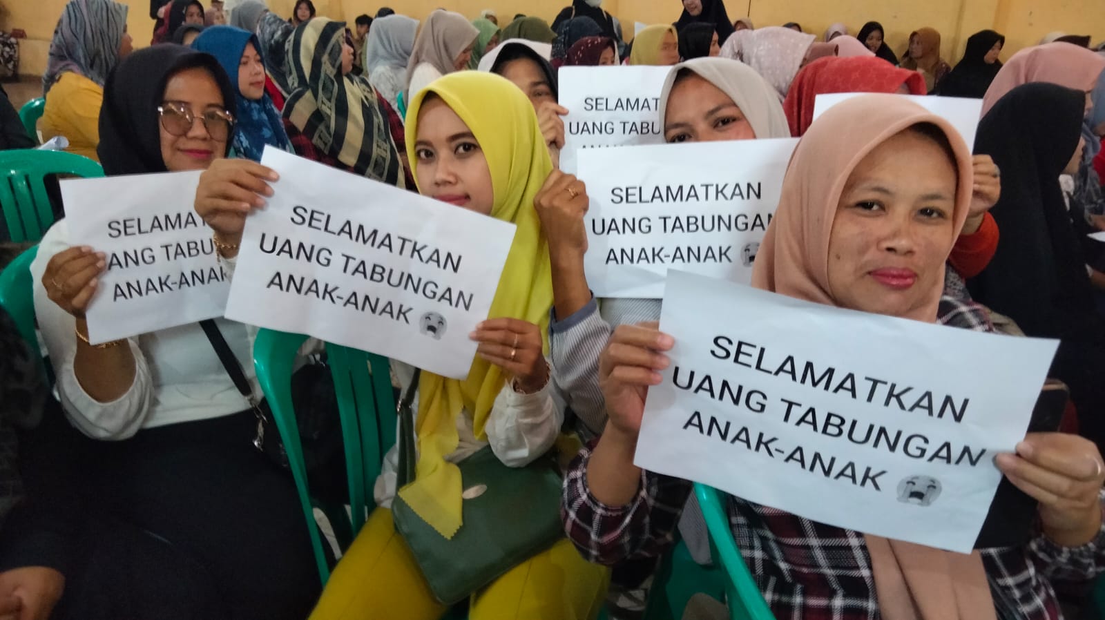 Ratusan wali murid di Tasikmalaya tuntut pengembalian uang tabungan siswa