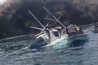 Saat-saat kapal tenggelam.