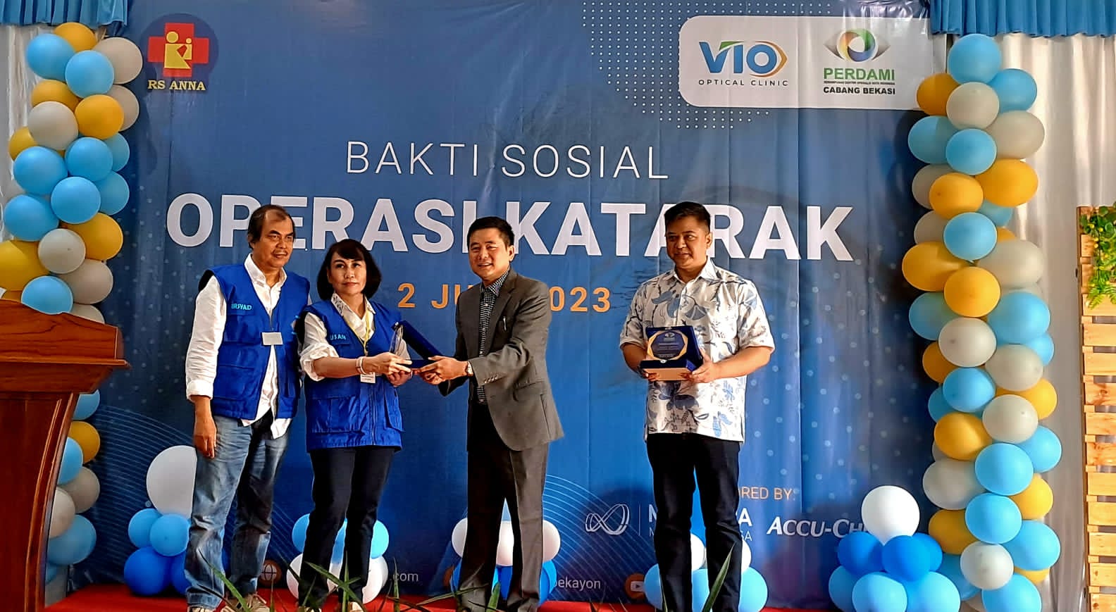 Peringati HUT, VIO Optical Clinic Laksanakan Operasi Katarak Gratis di Bekasi