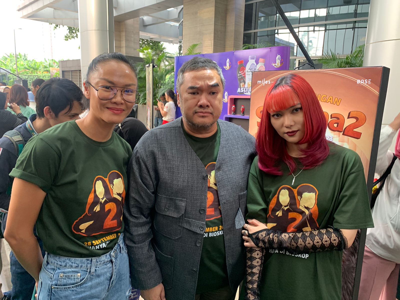 Isyana Sarasvati (kanan) bersama Chandra Satria dan Kelly Tandiono.