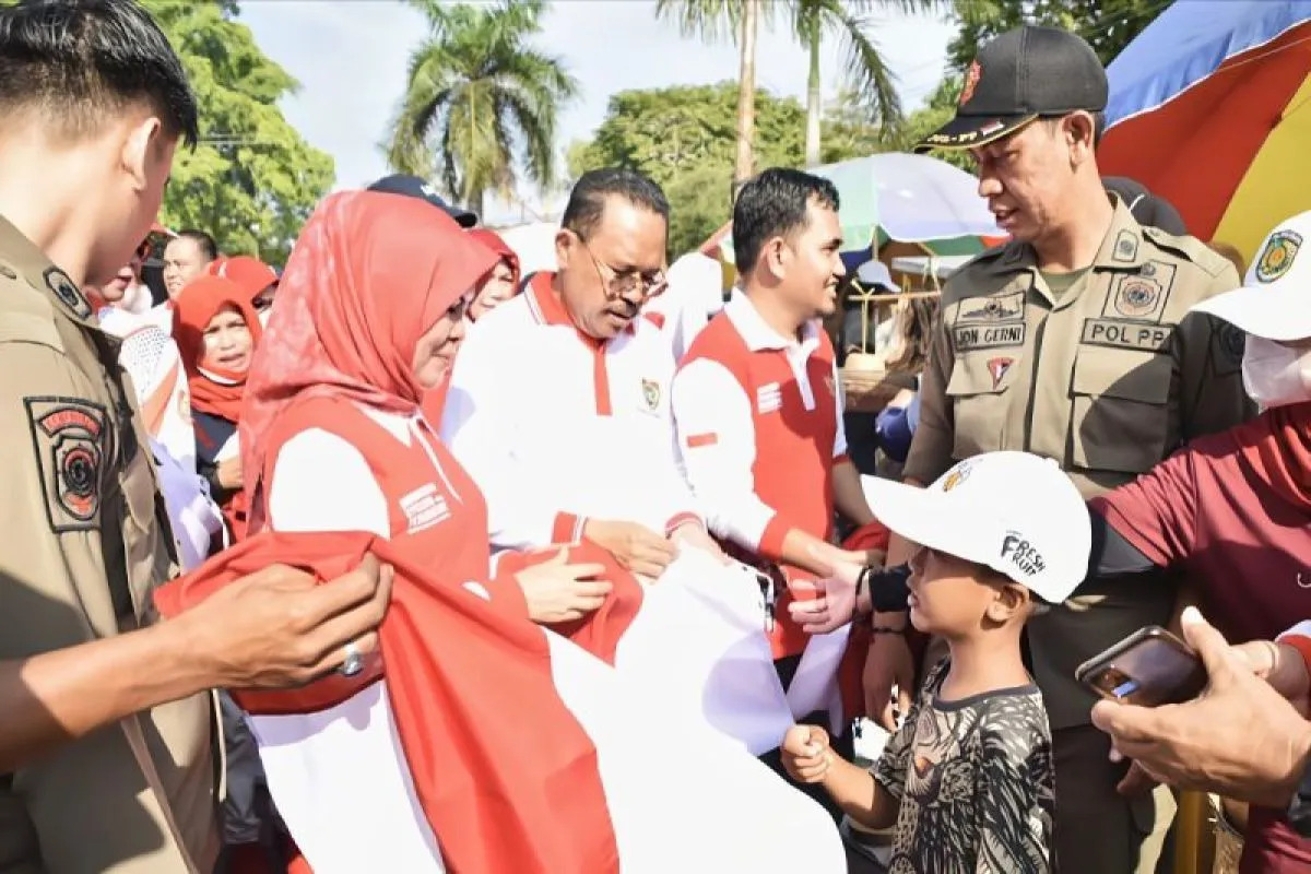 Pembagian 45 ribu bendera merah-putih di Palangka Raya, kalteng