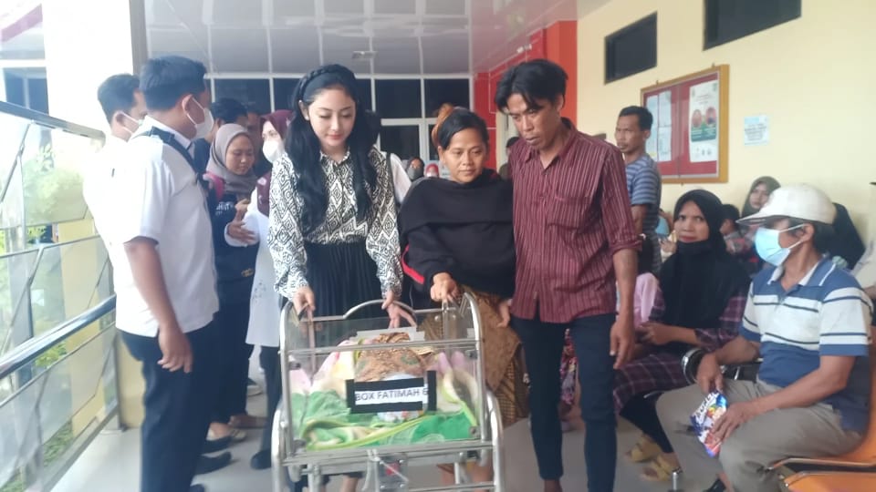 Donatur Bantu Pasien Ibu dan Bayi yang tidak Bisa Pulang dari Rumah Sakit di Brebes