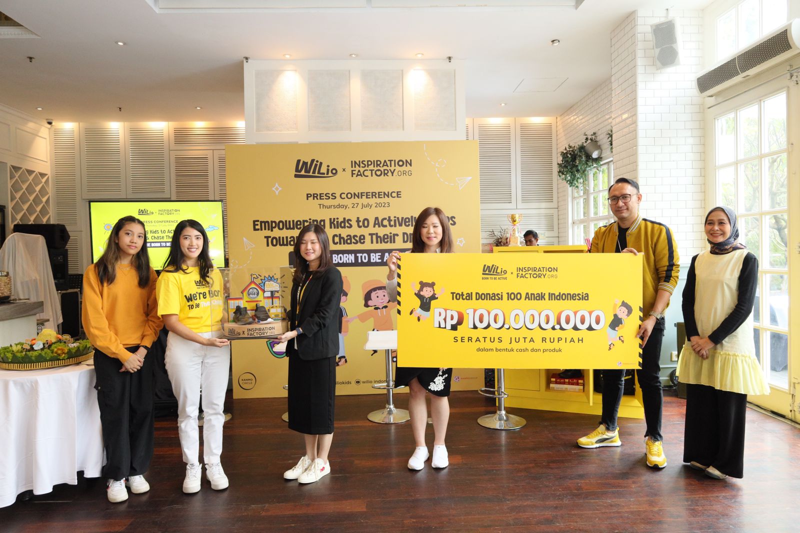 Peringati Hari Anak Nasional 2023, gerai sepatu Wilio membagikan 100 pasang sepatu kepada anak-anak dengan nilai Rp 100 juta.