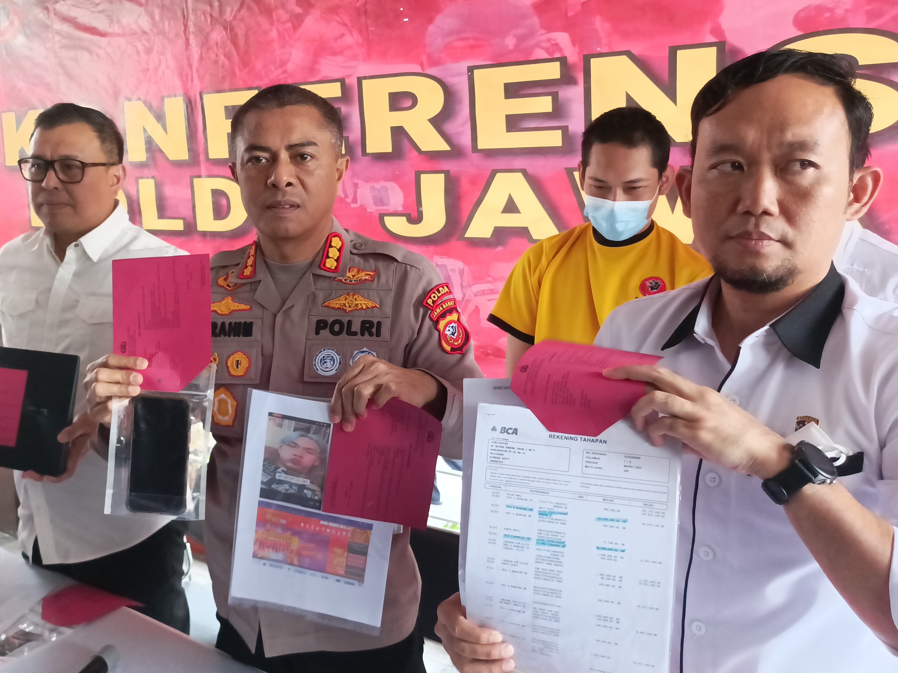 Youtuber Ferdian Paleka ditangkap polisi karena mempromosikan situs judi melalui media sosial miliknya.