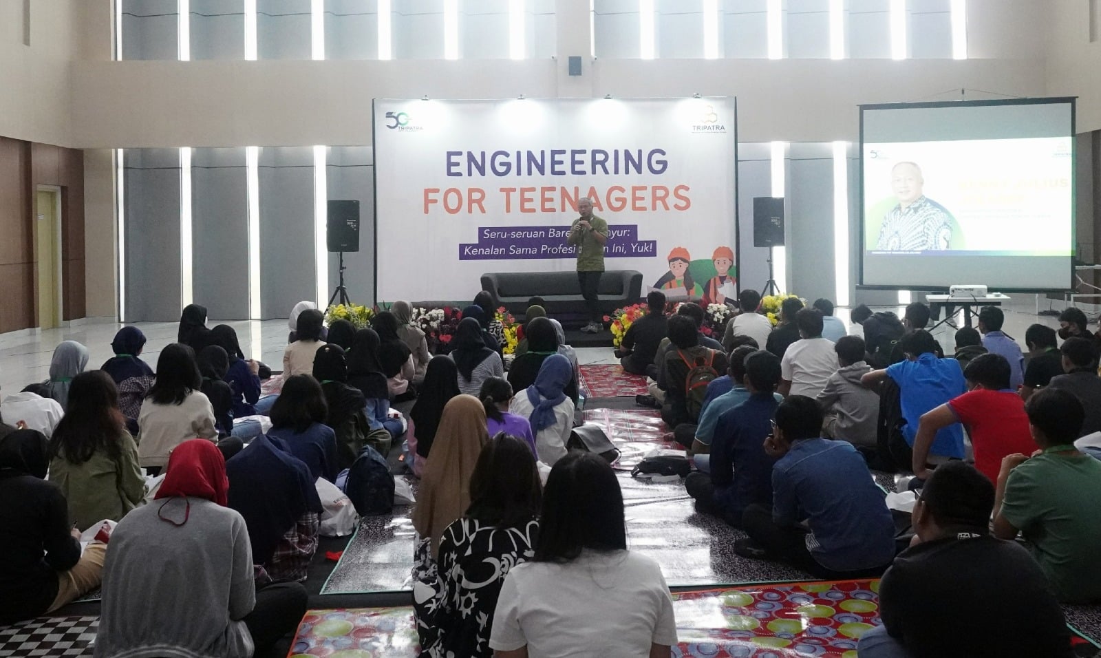 Siswa mendengarkan paparan tentang profesi keinsinyuran, dalam Engineering for Teenagers, Rabu (22/7).