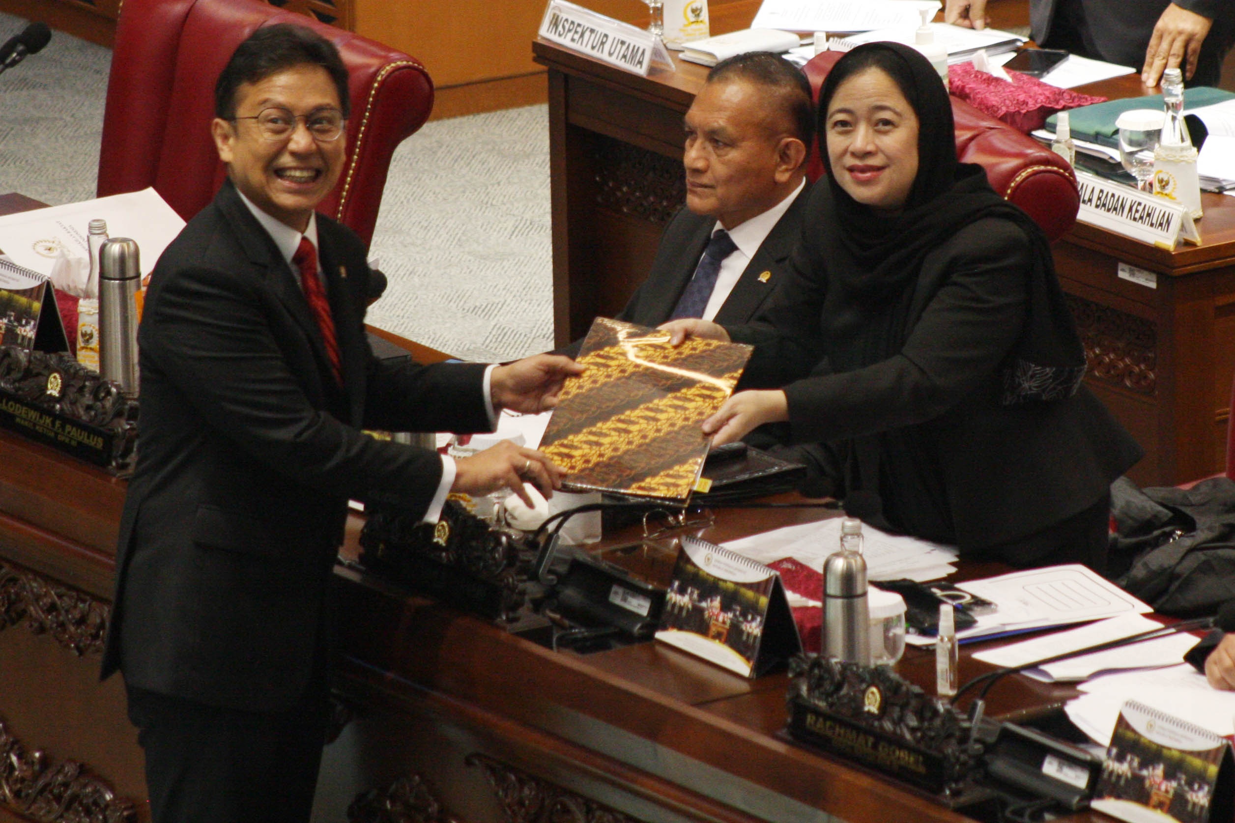 Menteri Kesehatan Budi Gunadi Sadikin menyerahkan pandangan akhir pemerintah tentang RUU Kesehatan ke DPR