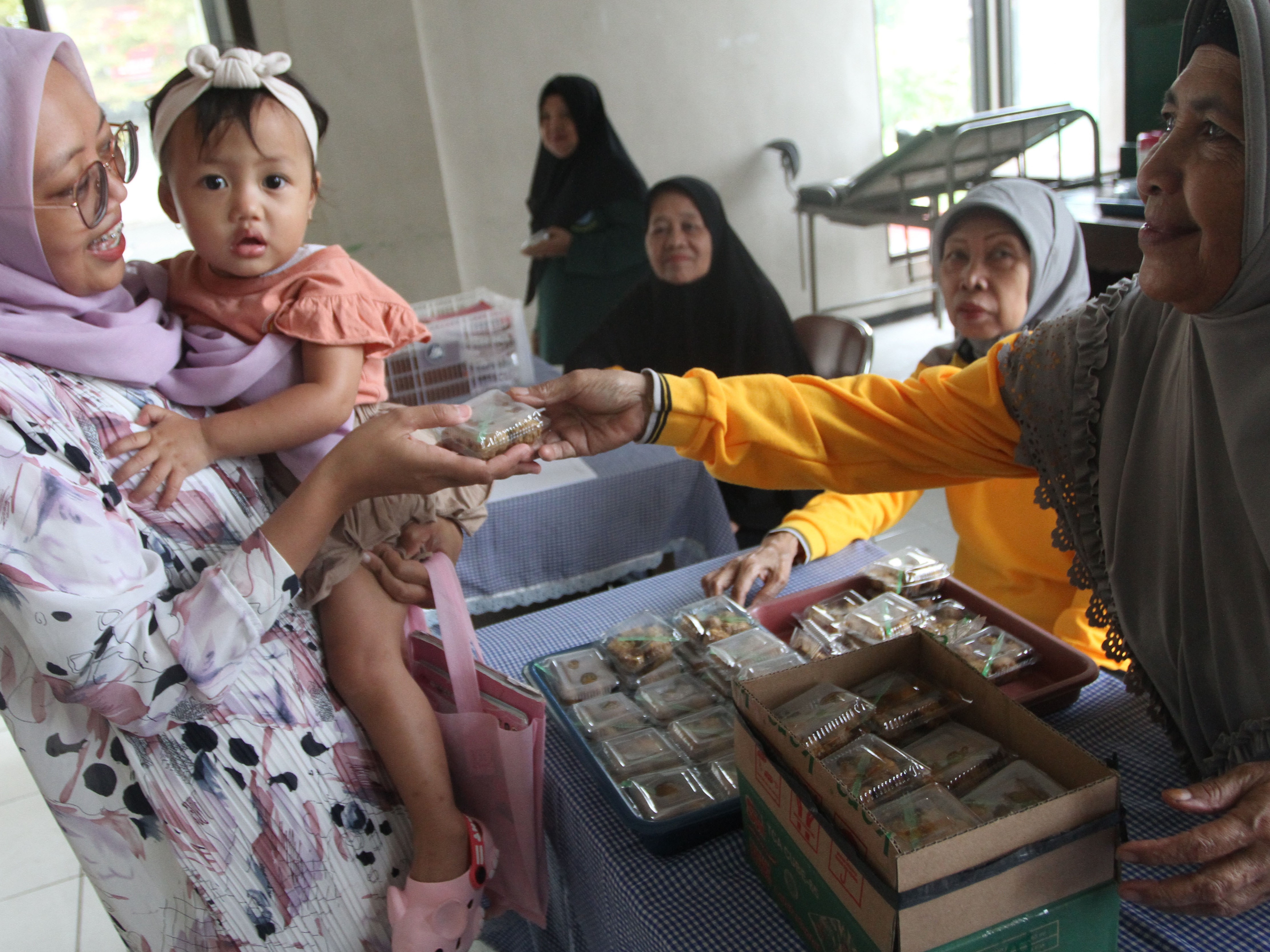 Petugas posyandu memberikan makanan pendamping pada balita di Posyandu Anggrek, Tasikmadu, Malang, Jawa Timur, Rabu (5/7/2023).