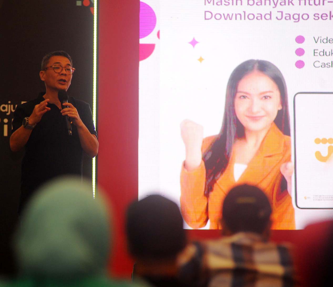 Head of Merchant Business Bank Jago Vincent C Soegianto menyampaikan edukasi pengelolaan keuangan. 