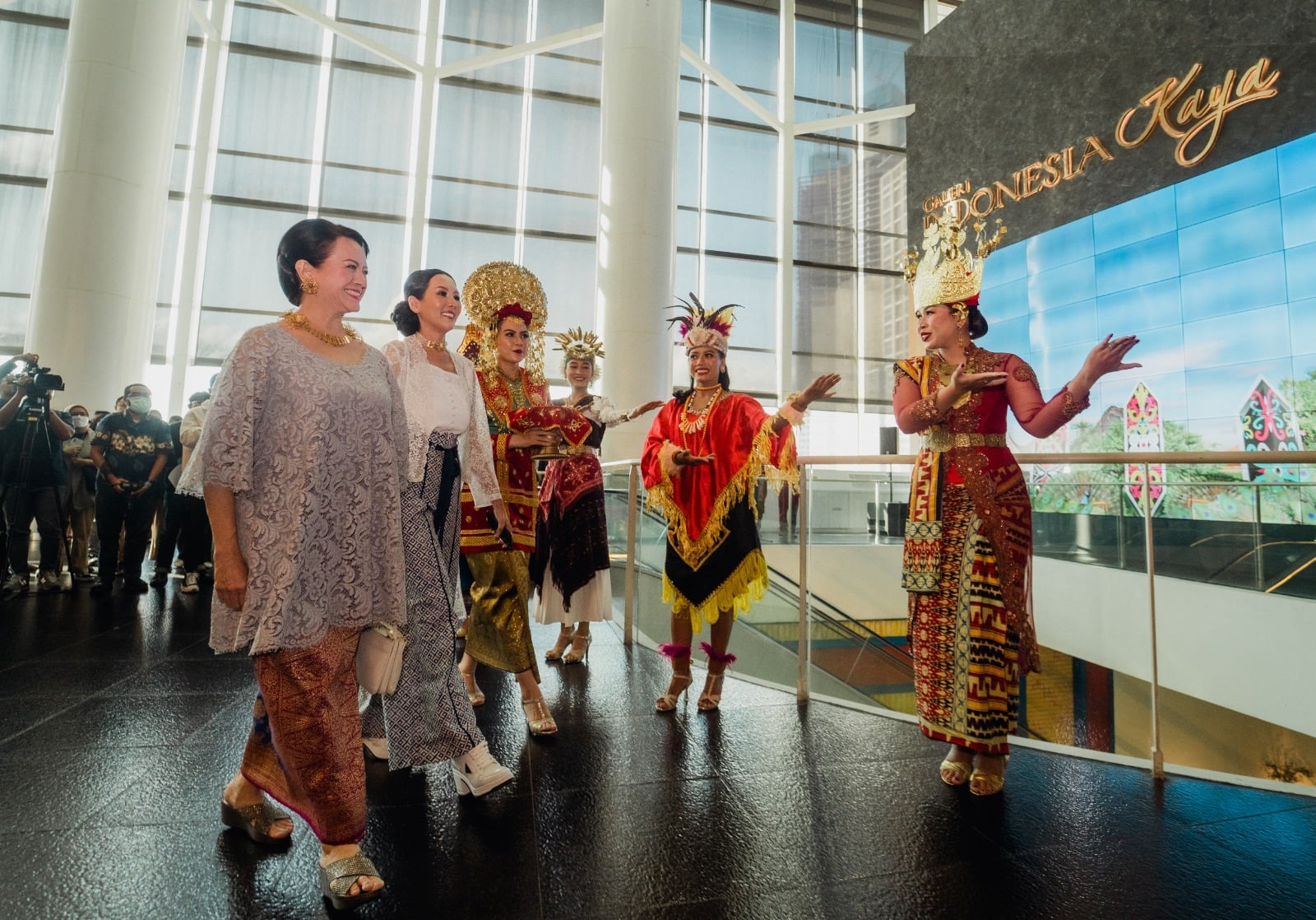 Program Director Galeri Indonesia Kaya Renitasari Adrian (kedua dari kiri) dan Ibu Giok Hartono saat membuka wajah baru GIK, Jumat (12/5).
