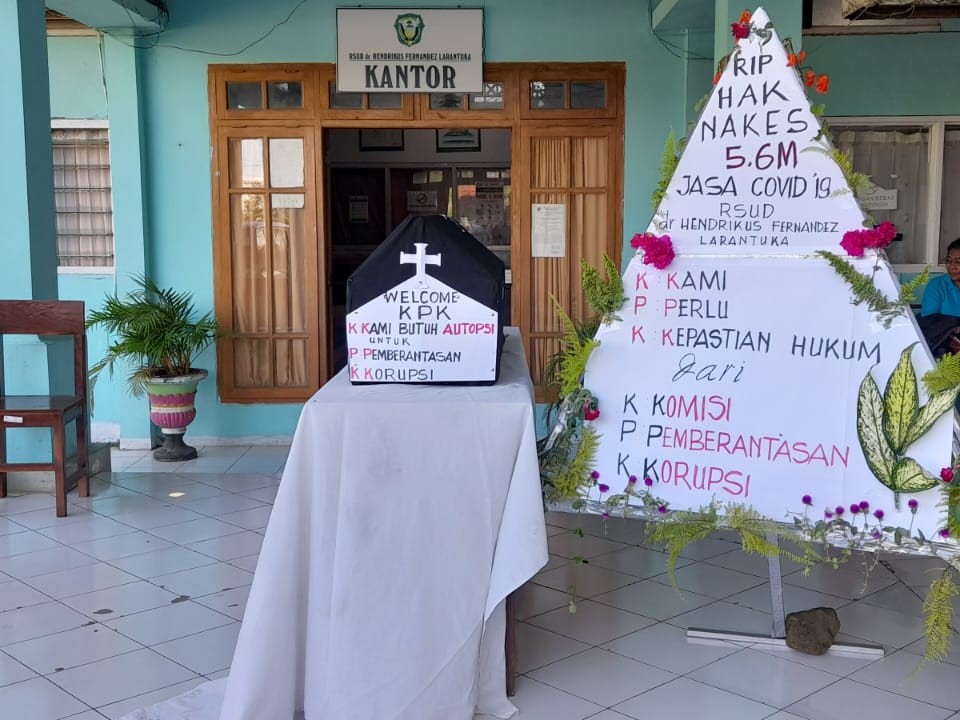 KPK Disambut Peti Mati dan Karangan Bunga di Flotim