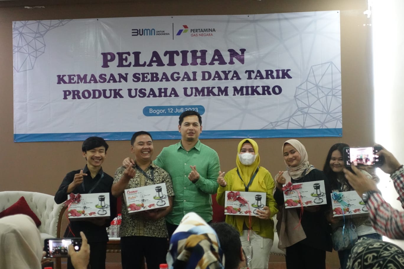 Anggota DPR RI Komisi VI Fraksi PKB, Tommy Kurniawan bersama pelaku UMKM di Bogor.