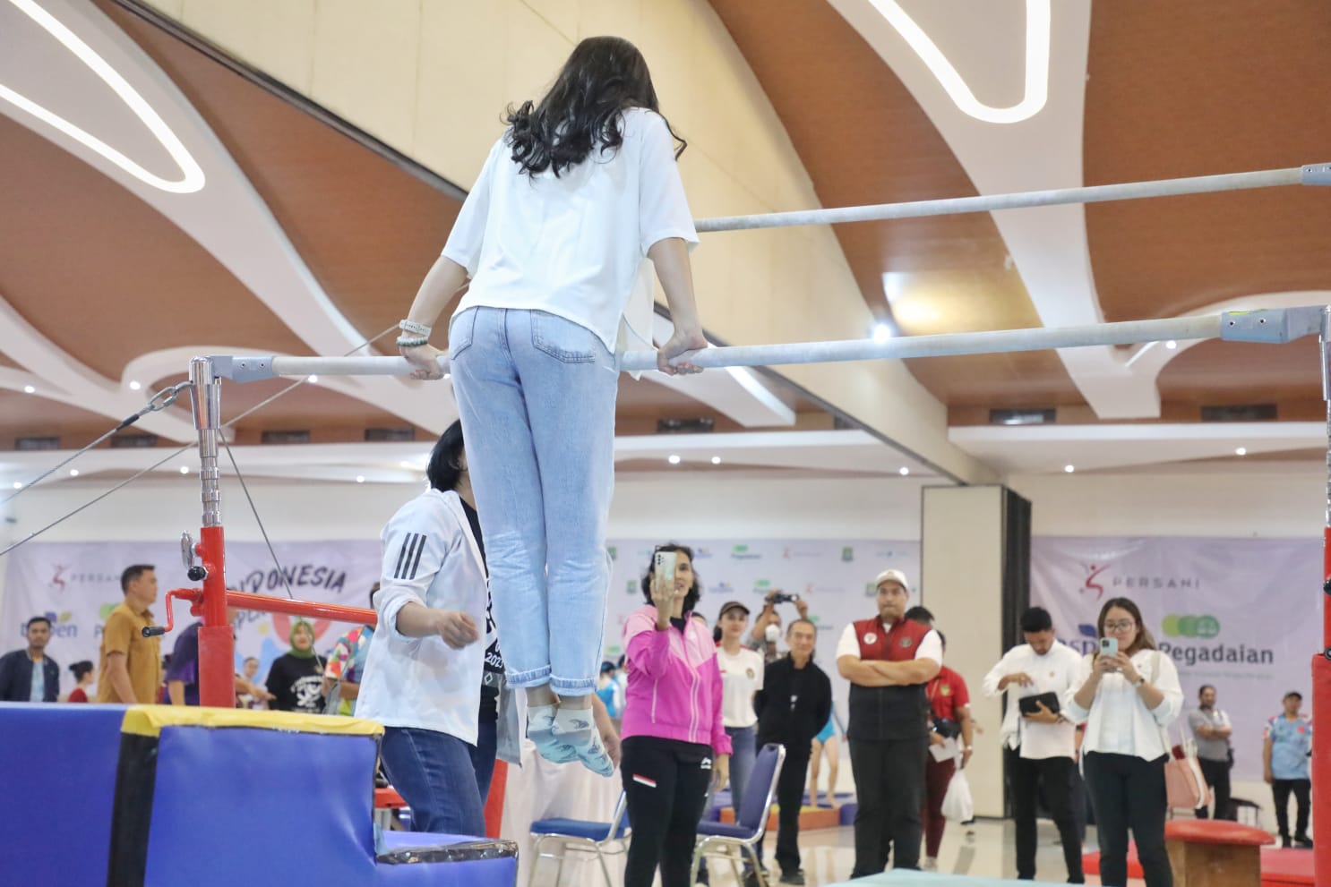 Angela Gilsha Pompa Semangat Atlet Senam Muda Indonesia 