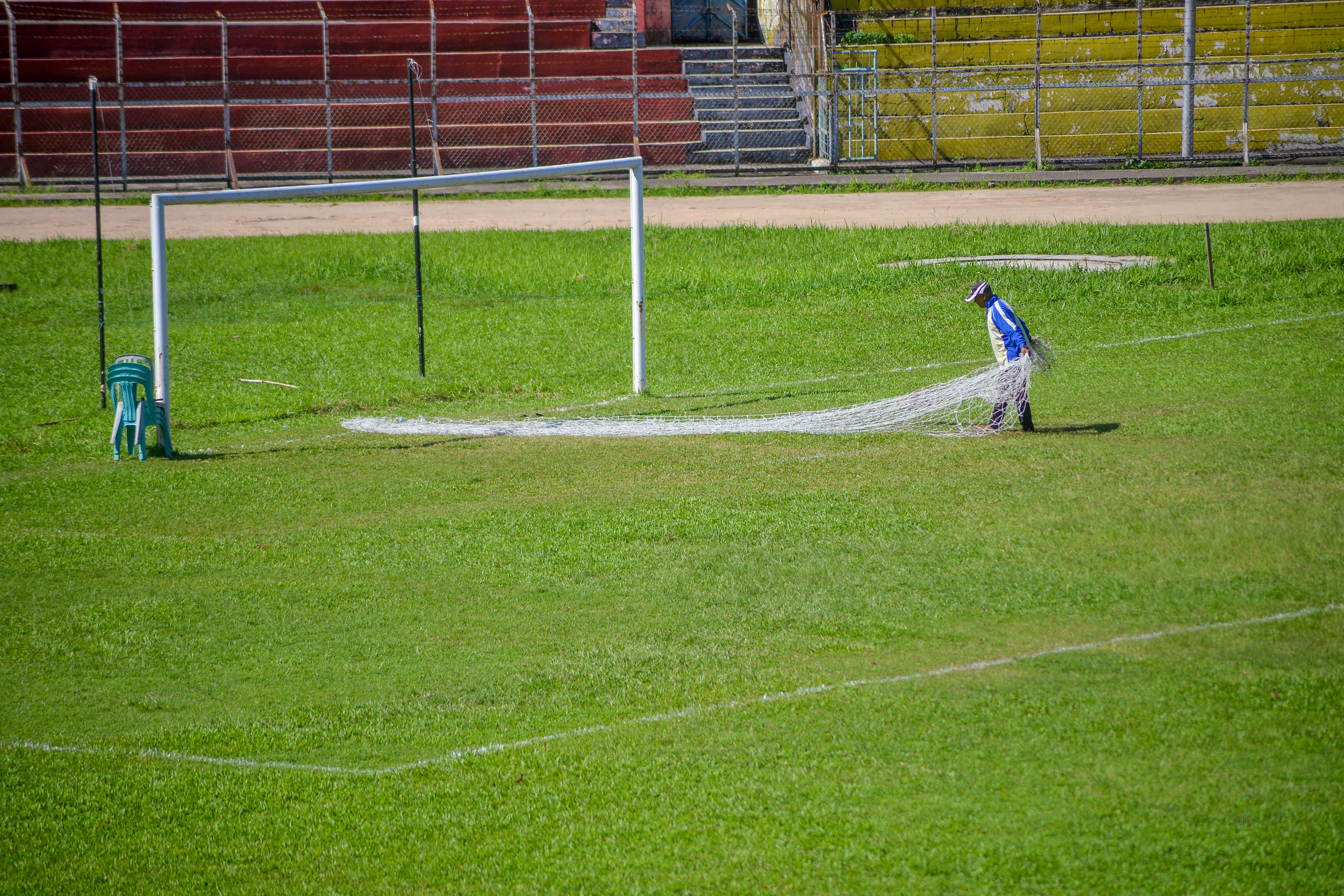Pekerja mencopot jaring gawang di markas Semen Padang FC, Stadion GOR H Agus Salim, Kota Padang, Sumatra Barat, Senin (4/7/2022).