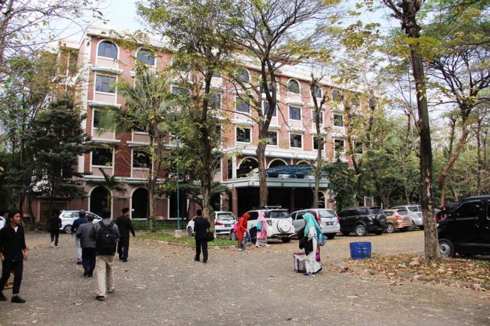 Suasana Pondok Pesantren Al Zaytun yang dipimpin oleh Panji Gumilang.