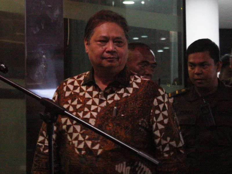 Menko Perekonomian Airlangga Hartarto usai menjalani pemeriksaan di Kejaksaan Agung.