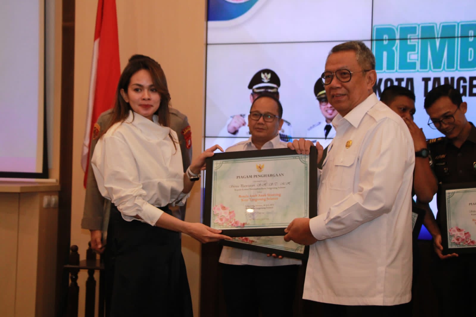 Kepala Kantor Pertanahan/BPN Kota Tangsel, Banten, Shinta Purwitasari (kiri) dan Wali Kota Tangsel, Benyamien Davnie (kanan).