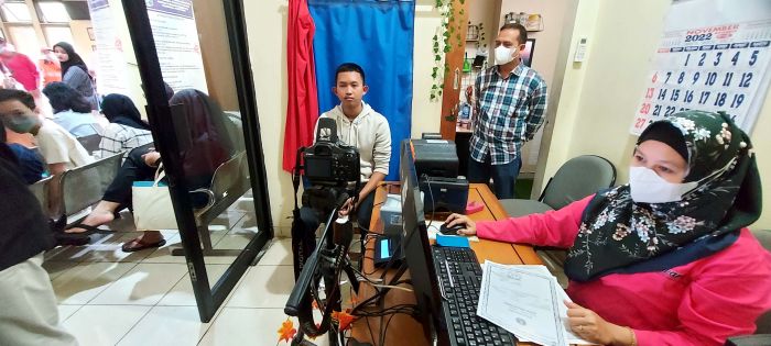 Ilustrasi: para remaja mengikuti proses pendataan Kartu Tanda Penduduk Elektronik (KTP-el) di Kelurahan Cijantung, Pasar Rebo, Jakarta