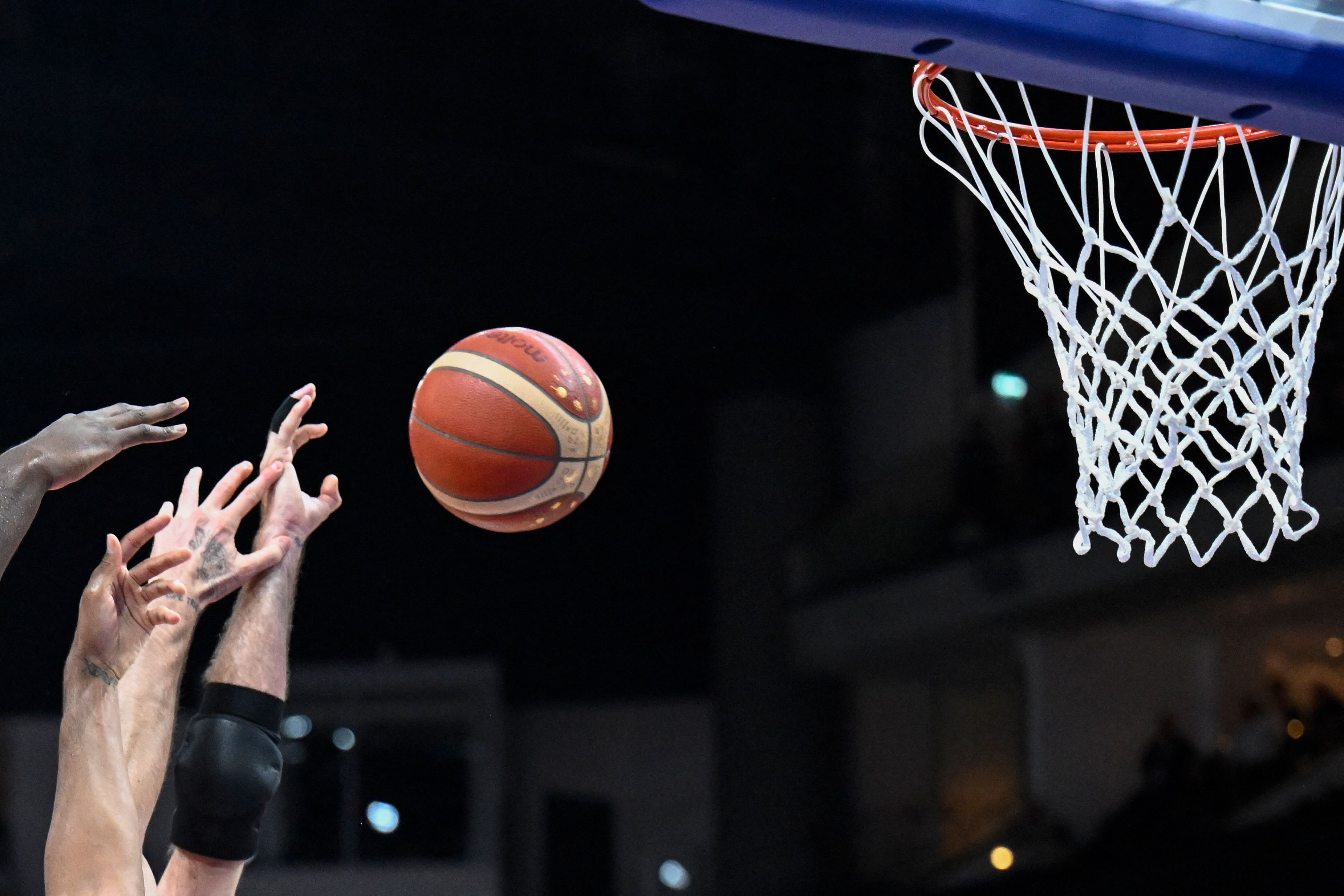 Ilustrasi pertandingan bola basket.