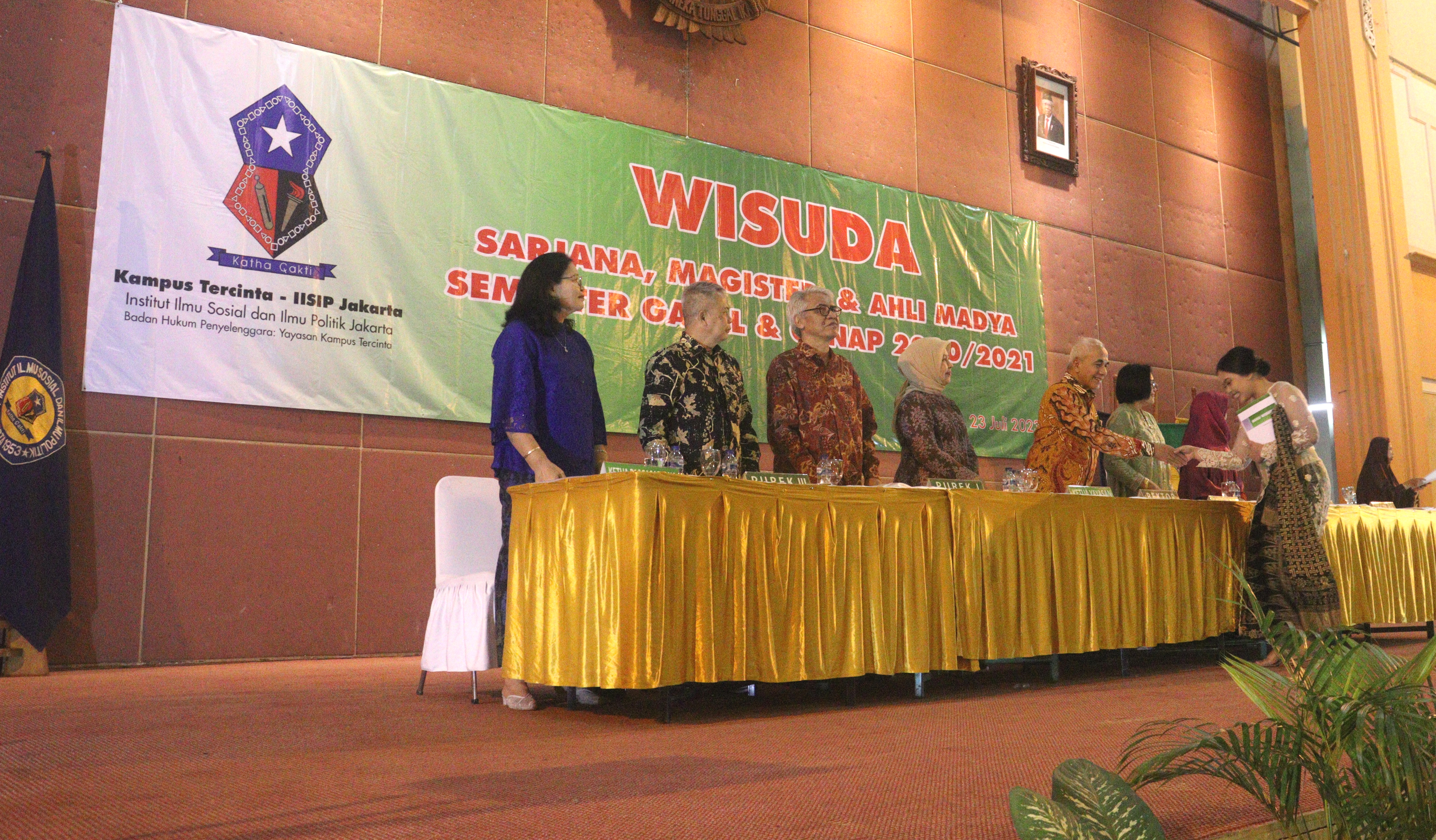 Wisuda sarjana ilmu komunikasi IISIP Jakarta