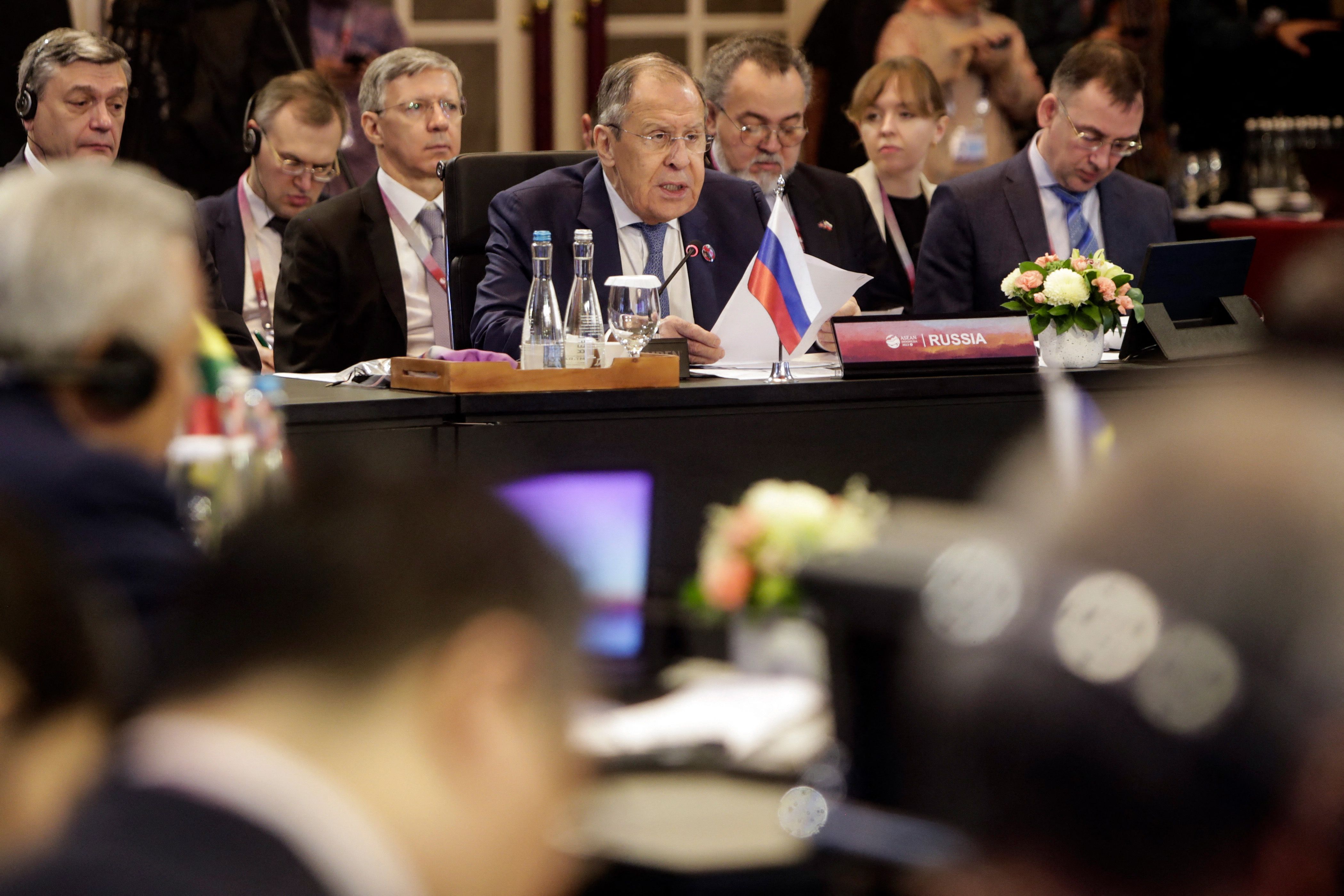 Menlu Rusia Sergei Lavrov (tengah).