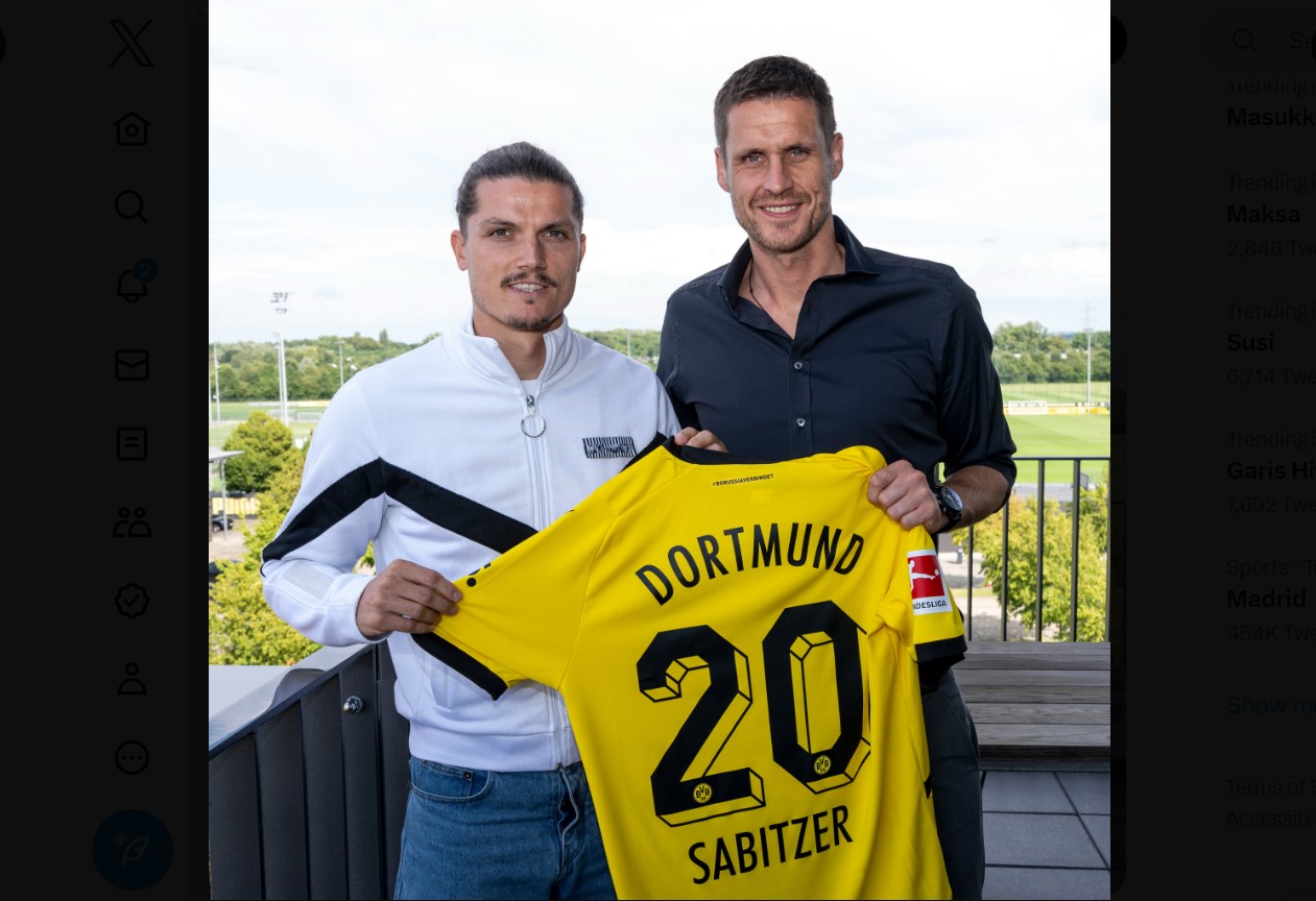 Marcel Sabitzer (kiri) usai meneken kontrak dengan Borussia Dortmund.