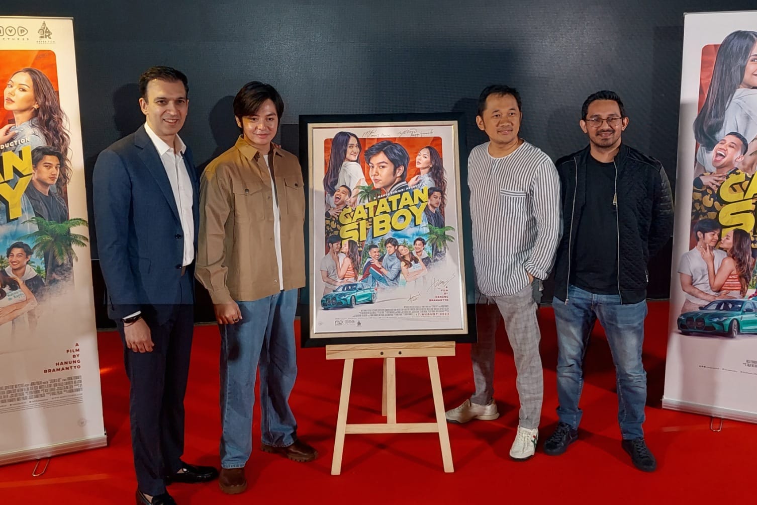 Angga Yunanda (kedua dari kiri).